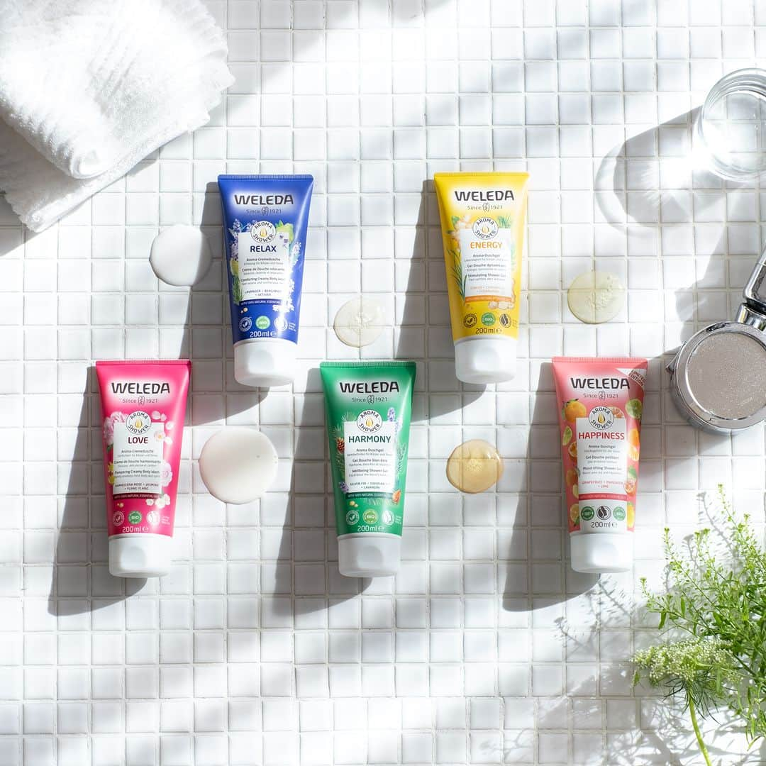 ヴェレダ Weleda Japanさんのインスタグラム写真 - (ヴェレダ Weleda JapanInstagram)「【先行発売スタート！ ｜ アロマシャワー】  《 植物のみずみずしいさ広がる、香りのシャワー 》  100％天然のエッセンシャルオイルが、シャワータイムを リラックスタイムにスイッチする、ボディウォッシュが先行発売スタート！  花、葉、果実、木々のフレッシュな芳香。 まるでフラワーガーデンや森の中にいるように、 生き生きとした自然のムードを感じる、癒しのシャワータイムを。  100％天然のエッセンシャルオイルと植物エキスのアロマブレンドは シャワーの蒸気の中で鮮やかに輝き、心と体をインスパイアします。  香りだけでなくもちろん、《 濃密なうる肌 》も叶えてくれます。  ぜひあなたにインスピレーションを与えてくれる香りを 見つけて、バスタイムを充実させてくださいね！  ■アロマシャワー ラインナップ ￣￣￣￣￣￣￣￣￣￣￣￣￣￣　 ＜名前＞ _テーマ _ブレンド _香りイメージ  --------------  ＜１＞RELAX リラックス🪻 _癒しと内面のバランス _ラベンダー、ベルガモット、ベチバー _安らぐハーブの香り  ＜２＞LOVE ラブ🌹 _自分へのいたわり _ダマスクローズ、ジャスミン、イランイラン _ロマンティックな花の香り  ＜３＞HARMONY ハーモニー🌳 _森の静寂な空気 _ヨーロッパモミ、シベリアモミ、ラバンディン _清々しい森の香り  ＜４＞REFRASH リフレッシュ🍋 _爽快感、活力 _ジンジャー、シトロネラ、シダーウッド _フレッシュで爽快な香り  ＜５＞HAPPINESS ハピネス☀️ _ハッピーな夏の気分を盛り上げよう _ライム、グレープフルーツ、マンダリン _みずみずしい、柑橘の香り  ※リフレッシュは、ヴェレダ直営店、オンラインショップ限定 ※ハピネスは、数量限定  テクスチャーの違いにも注目！ LOVE、RELAXは、クリーミータイプ HARMONY、REFRASH、HAPPINESは、ジェルタイプ  しっとり洗い上げたい方は、クリーミータイプ さっぱりと淡い上げたい方は、ジェルタイムがおすすめです！  ╭━━━━━━━━━━━━━━━━╮ 　 　　　あなたは、どのタイプ？  ╰━━━━━━━ｖ━━━━━━━━╯  絵文字をコメントでおしえてくださいね！  《 朝、シャワーで一日をスタートするのが好き 》 💫：シャキと目覚めたい＜HAPPINESS＞ ❤：優雅な朝を迎えたい＜LOVE＞ 🍋：スッキリとみずみずしくなりたい＜REFRESH＞  《 一日の終わりに、ゆっくりとバスタイム 》 🌳：森林気分を味わいたい＜HARMONY＞ 🏞️：リフレッシュしてくつろぎたい＜RELAX＞  ※ヴェレダ直営店、オンラインショップ、コスメキッチンにて先行発売。 ※6/14(水)全国発売  #ヴェレダ#WELEDA#オーガニック#オーガニックコスメ#植物療法#シュタイナー#ホリスティック#アロマオイル#アロマのある暮らし#アロマ好き#アロマのある生活#アロマ生活#バスタイム#ボディソープ#ボディウォッシュ#シャワータイム#保湿ケア#乾燥対策#乾燥ケア#いい香り#好きな香り#organiccosmetics#유기농#ボディケア#ボディケア#生分解性 #アロマシャワー」5月31日 23時00分 - weleda_japan