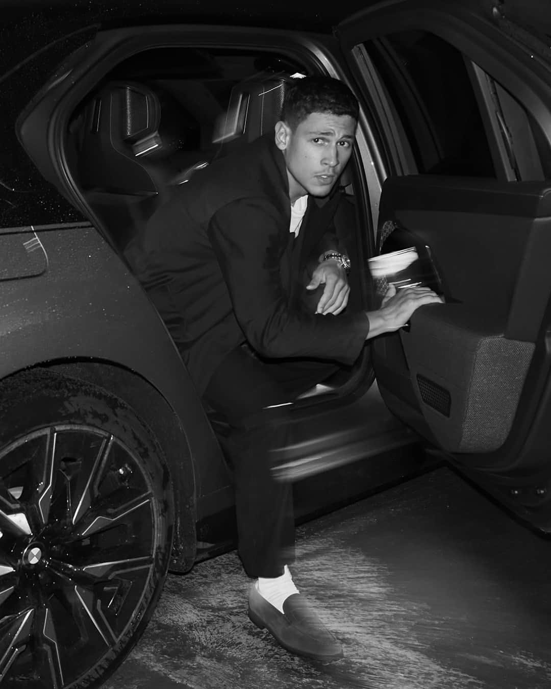 BMWさんのインスタグラム写真 - (BMWInstagram)「Capturing iconic moments 📸  The stars of @festivaldecannes and THE i7 M70, captured by legendary photographer, @gregwilliamsphotography.  #THEi7M70 #ThisIsForwardism #festivaldecannes @altonmason @emilio_sakraya_ @katgraham @abbeycowen __ BMW i7 M70 xDrive: Combined power consumption: 23.8–20.8 kWh/100 km. Combined CO2 emissions: 0 g/km. Electric range: 488–560 kilometers. All data according to WLTP. Further info: www.bmw.com/disclaimer」5月31日 23時00分 - bmw