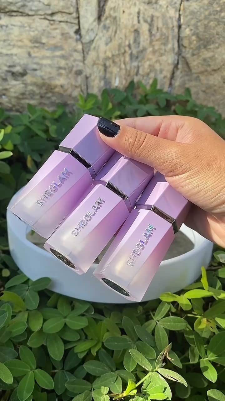 SHEINのインスタグラム：「@sheglam_official's out-of-this-world Chroma-Glow Bloom Liquid Highlighter will bring your glow game to cosmic heights 💫 @_eualexiaferreira swatches our multichrome magic in all three shades: Flying Comet, Stardust, and Solar Flare 🤩☄️  Which celestial shimmering shade is your fave? 👇  🔎 SHEGLAM Chroma-Glow Bloom Liquid Highlighter-Flying comet- $6.99 (ID 14518831) 🔎 SHEGLAM Chroma-Glow Bloom Liquid Highlighter-Stardust- $6.99 (ID 14518832) 🔎 SHEGLAM Chroma-Glow Bloom Liquid Highlighter-Solar Flare- $6.99 (ID 14518833)  #SHEGLAM #sheglamliquidfam #liquidhighlighter #shimmerhighlighter #crueltyfree #swatches」