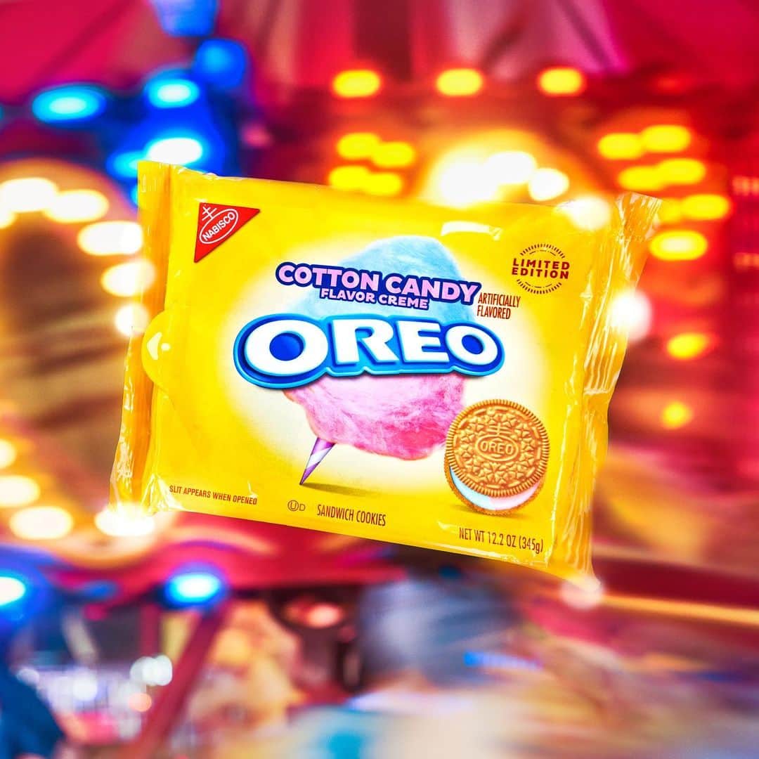 OREOのインスタグラム：「No longer day dreaming of cotton candy skies & Limited Edition Cotton Candy OREO Cookies ☁️🎠  Back on shelves June 5th 😋」