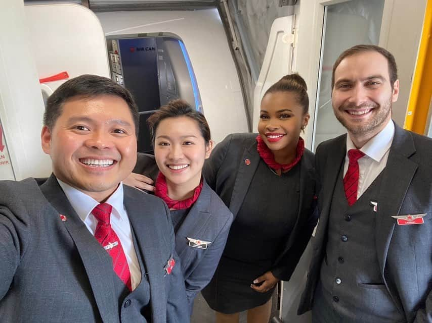 AIR CANADAのインスタグラム：「From city to city with smiles from ear to ear. 😄 Today is International #FlightAttendantDay, and we’d like to thank our team for all their hard work, up high, down low, at home, and abroad.  . . De ville en ville, le sourire aux lèvres, nous soulignons aujourd’hui la Journée internationale des agents de bord 😄. Merci à tous les membres de notre équipe pour leur travail incroyable, dans le ciel, sur la terre, au pays et à l’étranger.」