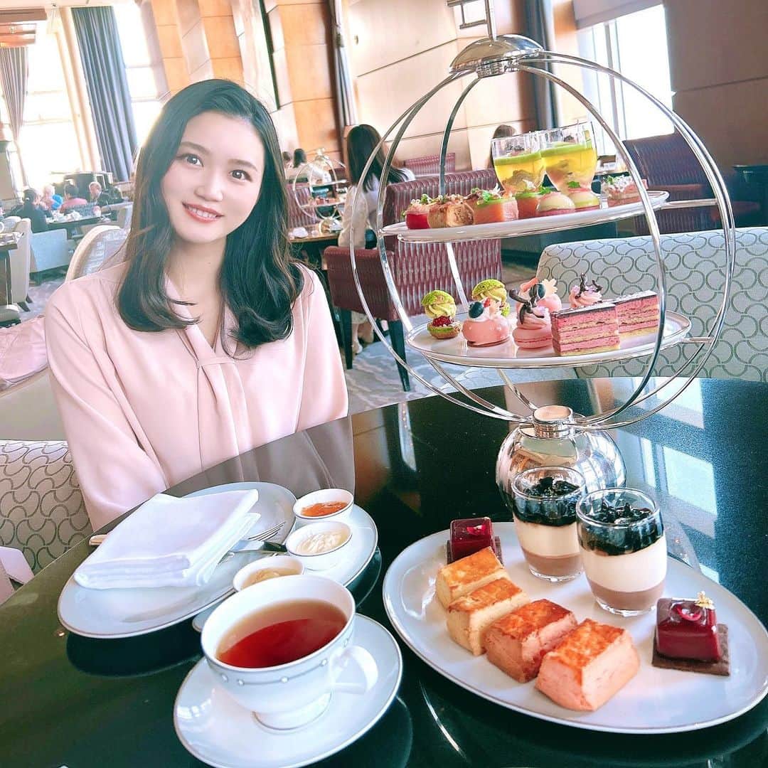 太田理恵のインスタグラム：「似合う💓？  #アフターヌーンティー #リッツカールトン #桜アフターヌーンティー #六本木カフェ #映えスポット #映えスイーツ #ティータイム #今日のおやつ　#女子会」
