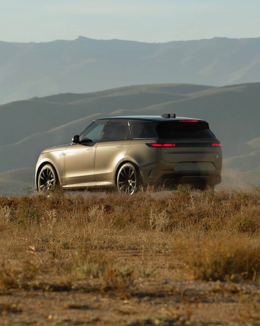 Land Roverのインスタグラム：「Go where the airflows.   Honed, performance focused design.  #RangeRoverSportSV」
