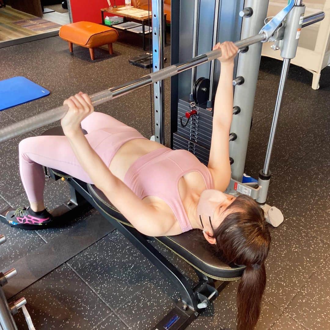 春奈芽衣のインスタグラム：「@fitnesspartner.jp さんへ トレーニングに行ってきました！ 前回より負荷をかけてもらって、叫びながら頑張りました🔥きついけど達成感すごい🥳  トレーナーさんのアドバイスが的確！すごい褒めてくれる！励ましてくれる！だから初心者だけど楽しんでトレーニングできてます💓  ウェアは #GU のセールで購入！安くて助かった🤭💗  #fitness  #bodymake  #gym #tranding  #workout  #active #japanesemodel #asianmodel  #筋トレ女子  #筋トレ初心者  #筋トレダイエット」