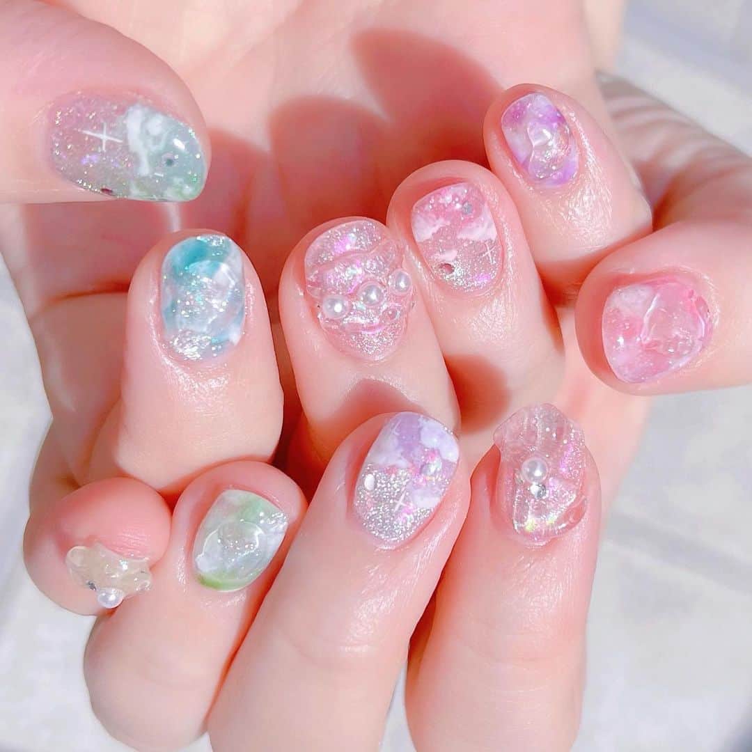 なかやまちえこのインスタグラム：「水飴みたいなネイル💅⠀ ⠀ @chikachocolat_melty ちゃん⠀ 透明きらきら美味しそう⠀ ⠀ @pregel.jp ⠀ @preanfaofficial ⠀ @kimacat_betty ⠀ #nail #nails #nailart #ネイル #美甲 #ネイルアート  #japanesenailart #manucure #japanesenails #manicurist #gelnails #أظافر #네일아트 #미용  #เพ้นท์เล็บ #artedeuñas #เพ้นท์เล็บเจล #ジェルネイルデザイン #ネイルデザイン #nagelkunst #美味しそうなネイル #かわいい #かわいいネイル⠀ @aby_sharenail」
