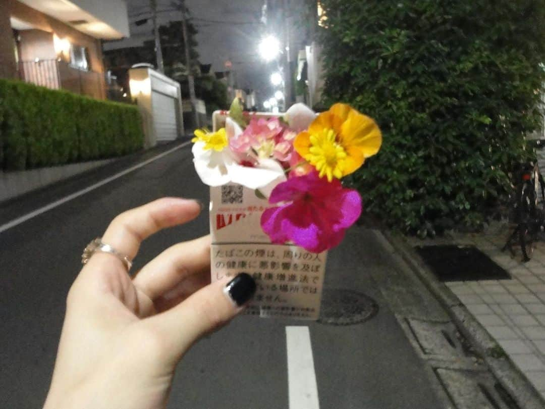 つかさのインスタグラム：「🌼🚬」