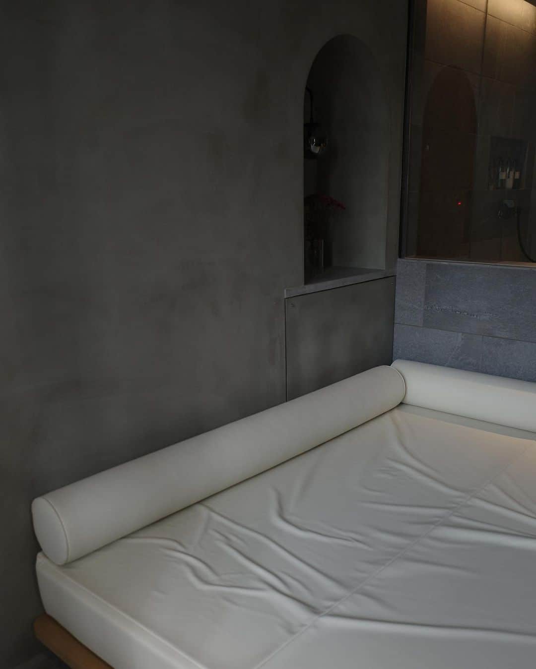 前田希美（まえのん）さんのインスタグラム写真 - (前田希美（まえのん）Instagram)「@arch_kagurazaka さんで  #サ活 してきました~‪‪ ✨  神楽坂にある隠れ家のようなサウナ。  サウナ室ものびのび入れて 横になって寝サウナもしちゃった❤︎  サウナも、水風呂も 温度調節可能なのが最高ポイント︎☺︎  内気浴も寝そべれるベッドで 幸せすぎました~🧖‍♀️（外気浴スペースも◎）  泊まれるみたいで、 次回はお泊まりもしたいなぁ〜🛀  なちょ誘ってくれてありがとう。  👙 @amail_official    #サウナ  #サ活 #サウナ女子  #サウナイキタイ   #サウナのお仕事お待ちしております   #サウナハット  #サウナ好きな人と繋がりたい  #サウナ部」5月31日 23時05分 - maeda_nozomi
