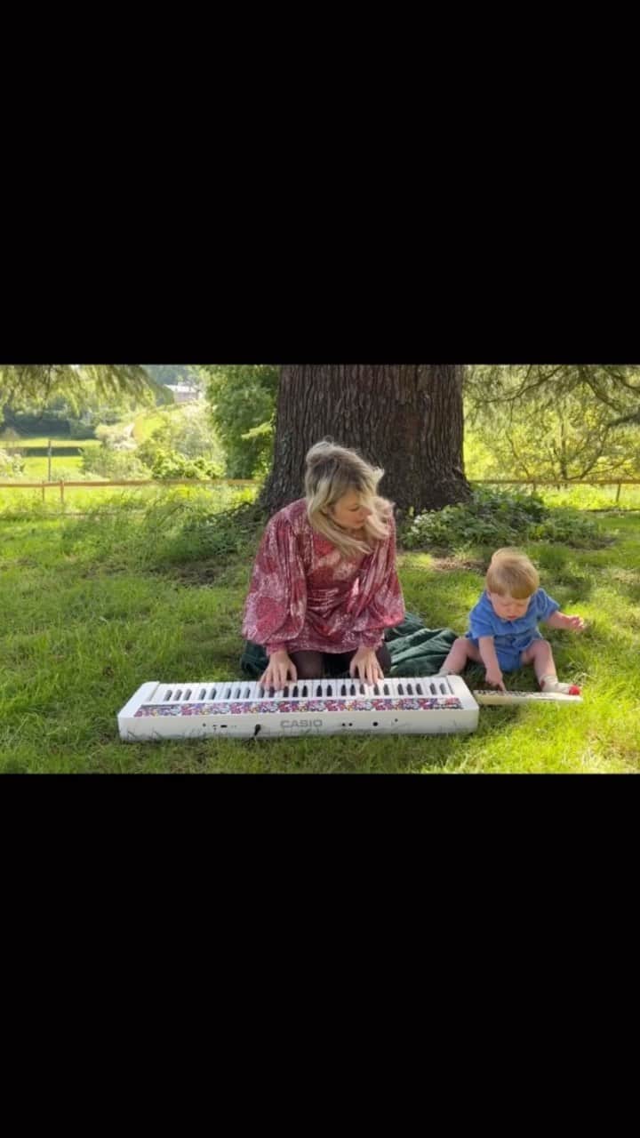 リトル・ブーツのインスタグラム：「Trying out the new Caisotone (CT-S1) collaboration with Romero Britto with my special assistant ! I have always loved Casio, especially all their vintage keyboards, so I love this model has all the classic sounds as well as lots of great sounding pianos and other instruments. I also love all things battery operated so it’s great we can take this outdoors to play! Thank you Casio for such a cool new keyboard we can both enjoy together🥰 #Casiotone #CTS1FH #RomeroBritto #ad @casiomusicuk @casiomusicgear @romerobritto」
