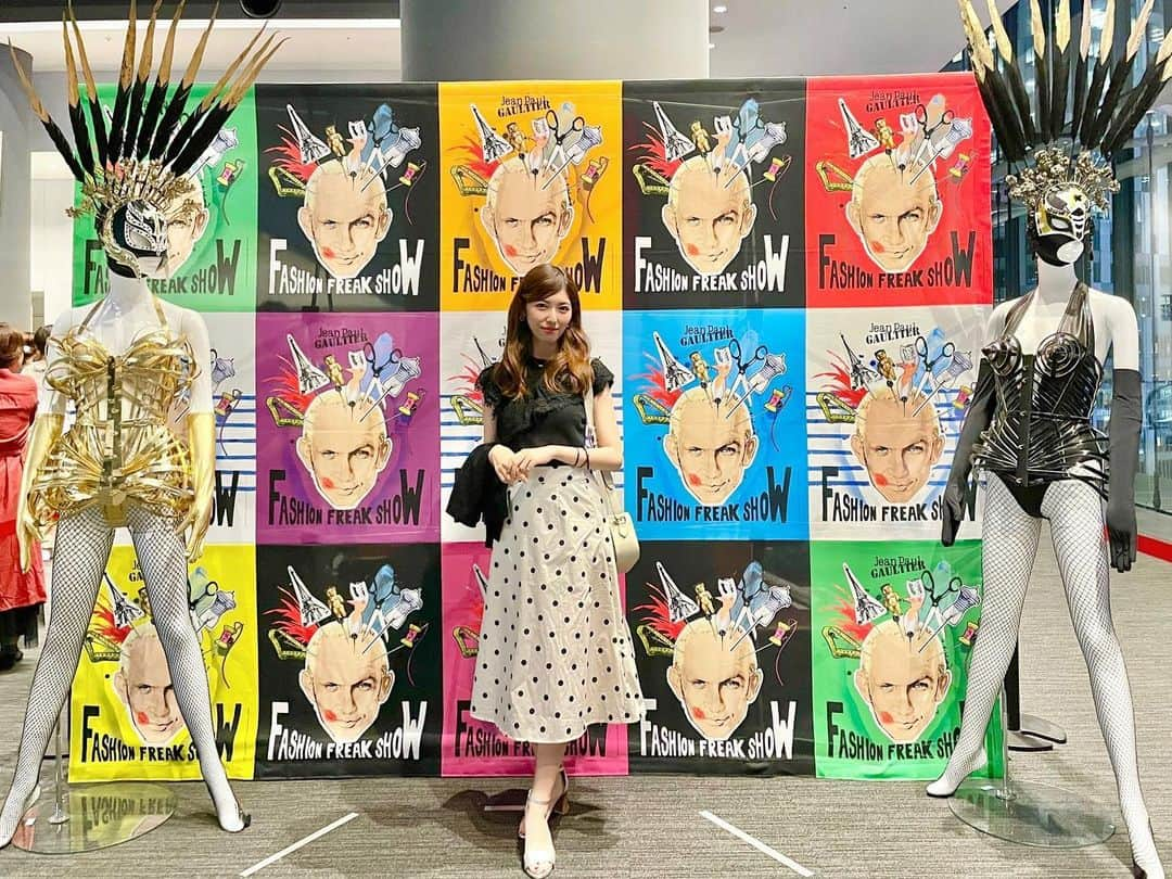 橘ゆりかのインスタグラム：「ジャンポール・ ゴルチエ の半生を描く 「 ファッション・フリーク・ショー 」 観劇してきました🧸🩰💃  これが！！アヴァンギャルド…！！！！  ミュージカルもランウェイも一度に楽しめる豪華なステージで目がいくつあっても足りない艶やかで美しい空間でした😌✨  #ジャンポールゴルチエ #ファッションフリークショー  #シアターオーブ #ミュージカル #ファッションショー  #舞台鑑賞 #橘ゆりか #jeanpaulgaultier #fashionfreakshow @jeanpaulgaultier」