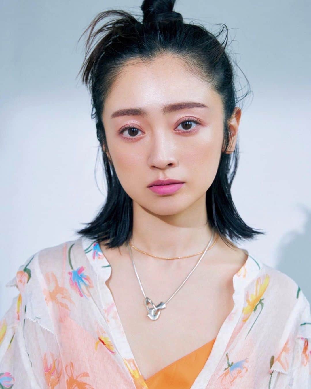 林由香里のインスタグラム：「@maquia.magazine  @_yumi_adachi 👯‍♀️  "大人のプチプラ夏メイク"  #夏メイク　#プチプチ　#プチプラメイク」