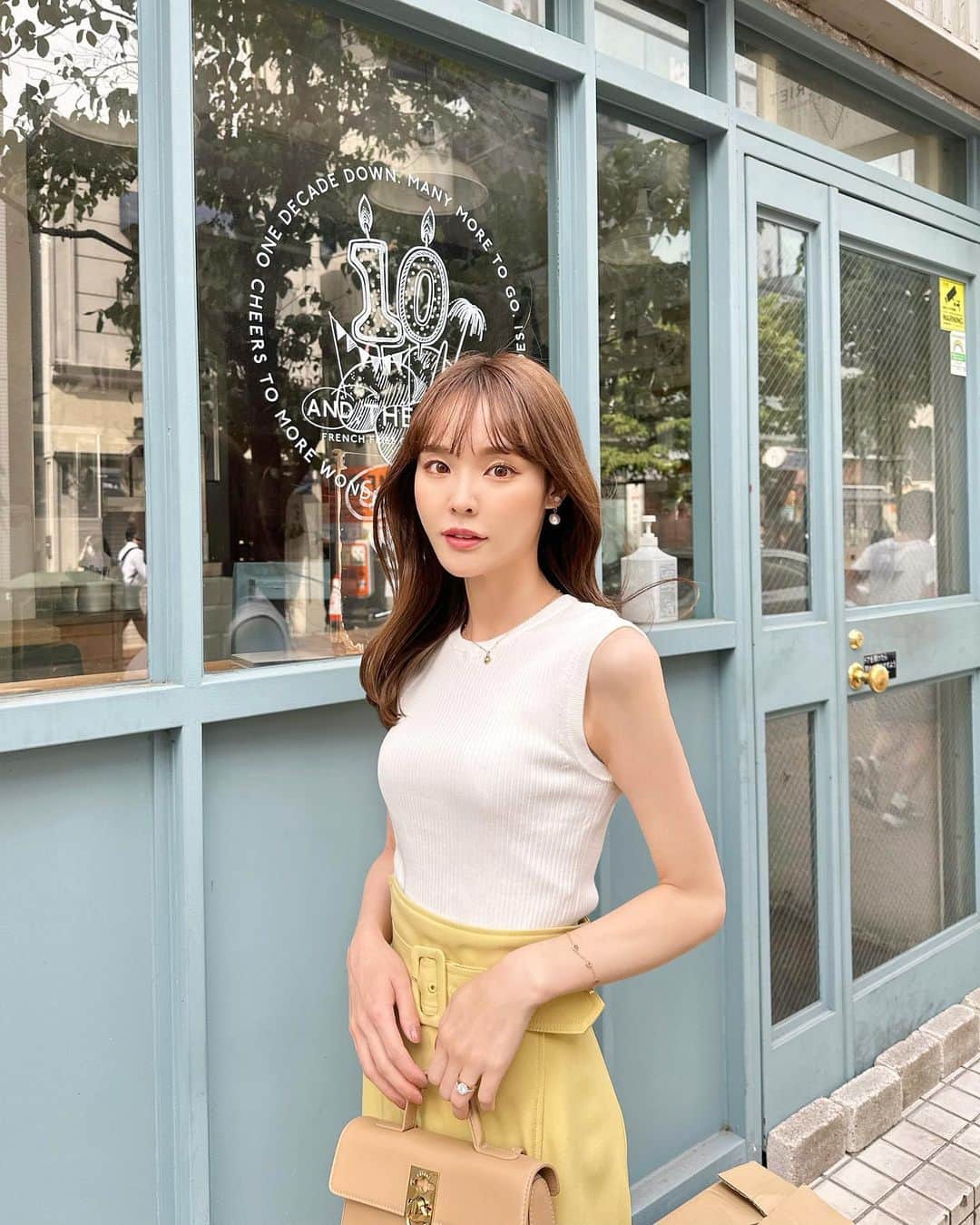 磯田 ひかる(Hikaru Isoda) のインスタグラム：「こんばんは🌼 今日もお疲れ様です！🫶  どんな一日でしたか？🌿  この日は気分が明るくなるイエローのスカートを着たよ♡  最近ムシムシ暑くて、エアコン入れたくなる🥺 今つけたら夏どうするんってなるので我慢してるけどいいかな🙏  みんなはどうしてますか？☁️  【着用アイテム】 Skirt @31sonsdemode  Tops @uniqlo_jp  Bag @cafune.official   ------------------------------ picaru：162cm / 骨格ウェーブ 1st ブライトスプリング 2nd ブライトサマー  大人可愛いスタイルアップコーデ ヘアメイクを合わせた トータルスタイリングを提案🤍  不定期にストーリーで ファッションお悩み相談募集中🥰 ------------------------------  他の投稿を見る→【@picaruuu】」