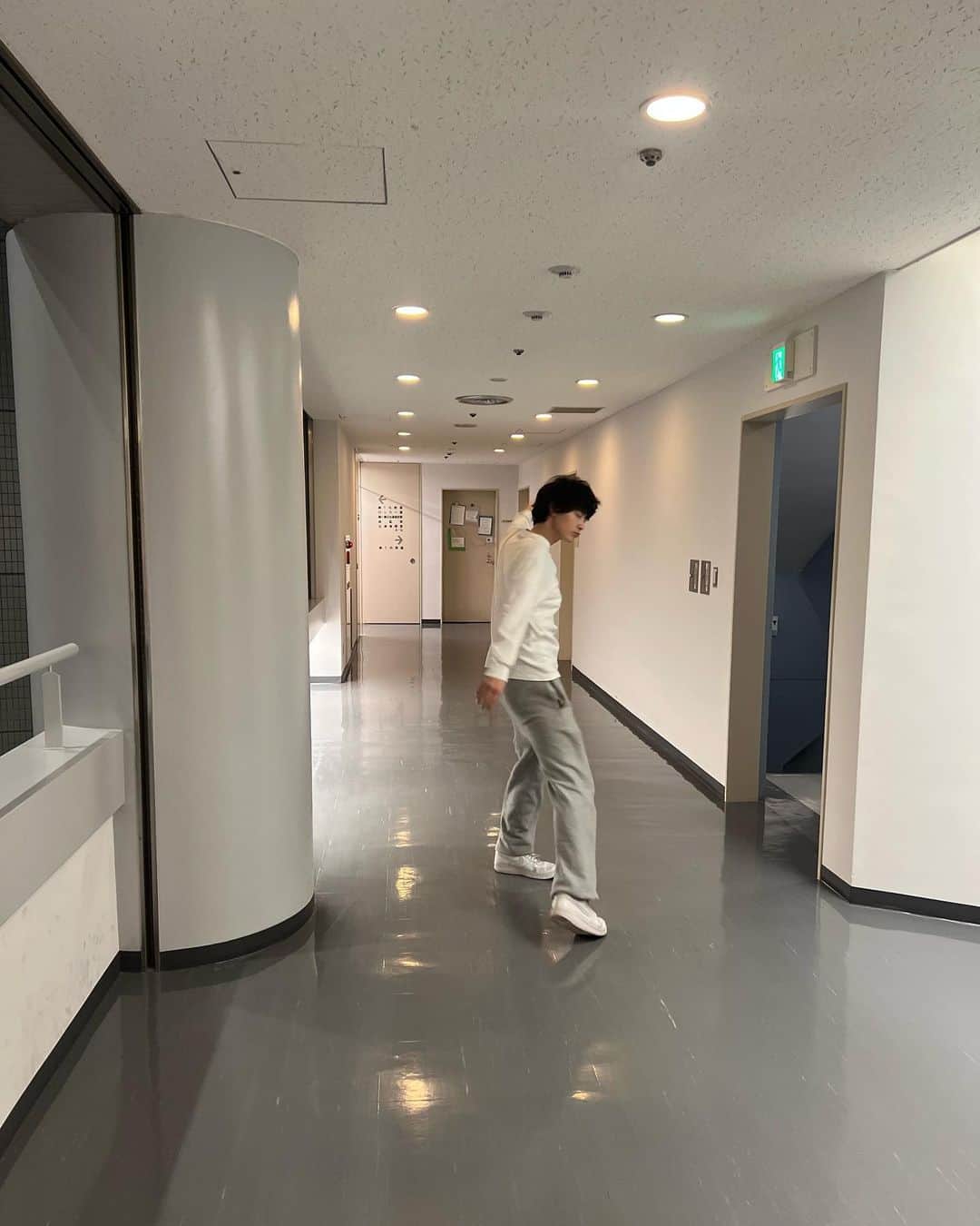 豊田裕大のインスタグラム：「「それってパクリじゃないですか？」第8話の放送でした。 そうめん全部食べ切ったり、バレバレの尾行したり、芳根さんが飼っているフェレットに皆で癒さたりな8話でした(^^)  そして、「それってコメディじゃないですか？」もHuluにて放送後に配信されますので宜しくお願い致します！！   #それパク」
