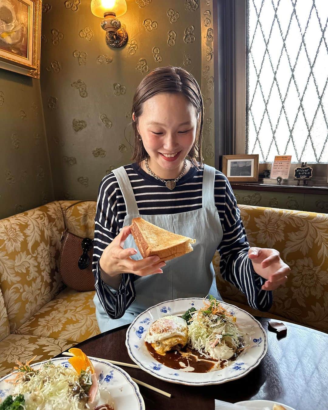 青木美緒のインスタグラム：「先週のリベンジ👏☺️やっとハンバーグ食べれた🫶😮‍💨☺️💯 (皆んなにオススメされたチーズのやつ🧀 . バッグは届いて早速使った💞🌷韓国行った時から気になってた型だから嬉しい👜 .  最近はお腹が大きくなって動くのも座るのも大変になってきた🤰🏻 後期つわり治らんかな…💭 #マタニティコーデ #マタニティ #金沢ランチ」