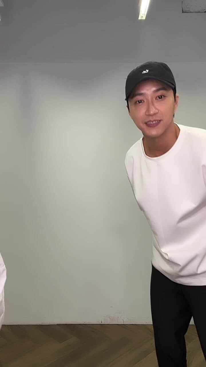 Kerinaのインスタグラム：「ANIREKx江宏傑運動聯名系列 6/1(三)早上10:00開賣唷❤️  @anirek_official  @chiang_hung_chieh  #anirekx江宏傑」