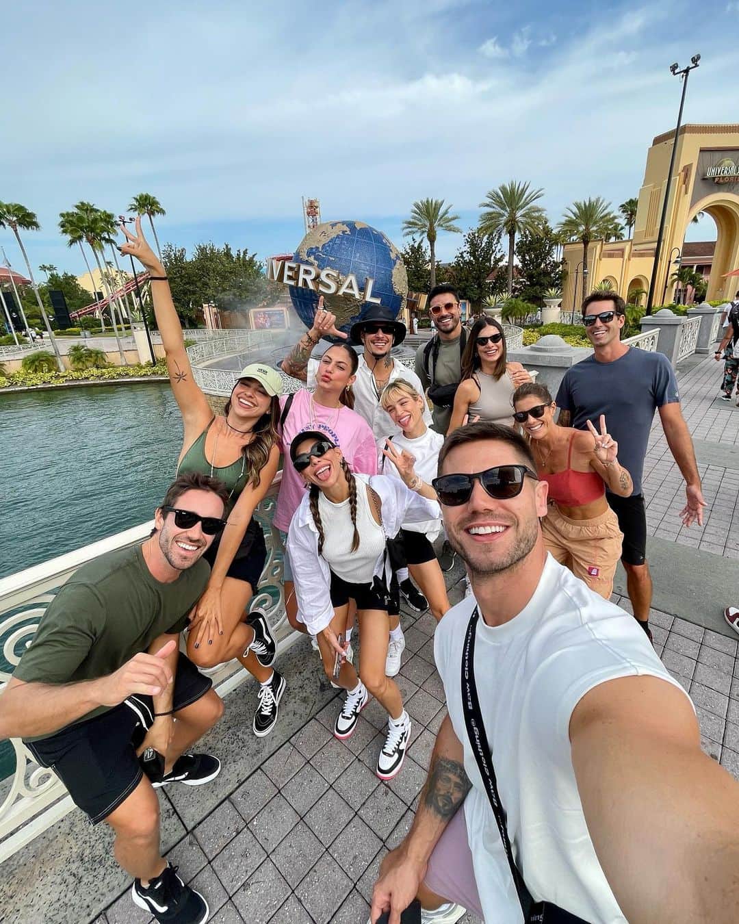 Jonas Sulzbachのインスタグラム：「CHEGAMOS!!!!! Felizes demais pq hoje o dia será SURREAL!!! @universaldestinationsbrasil    #atUniversal #universalmoments」
