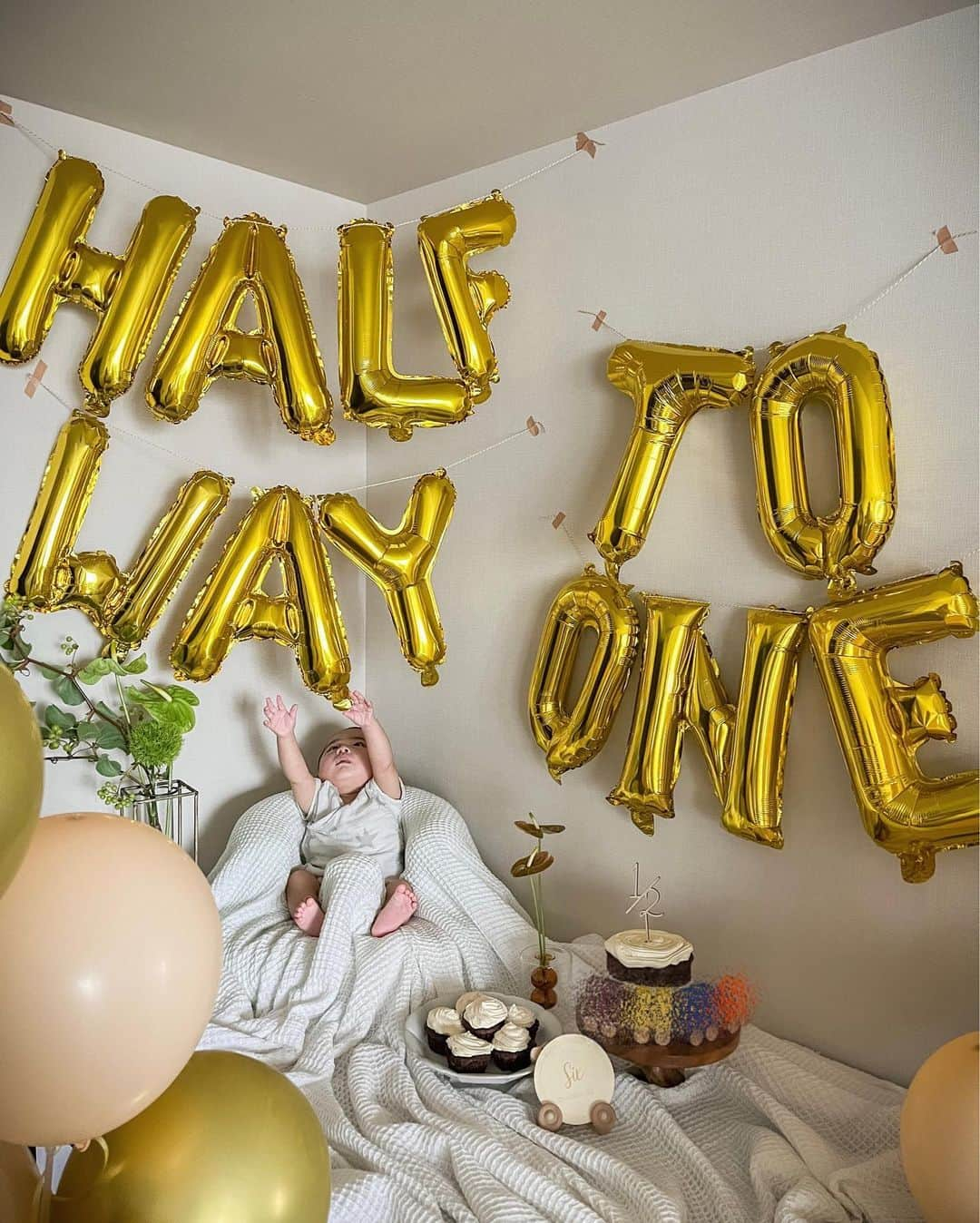 太田彩乃のインスタグラム：「先日Half Birthdayを迎えました👶🏻🎂 あっという間の6ヶ月間。まだ6ヶ月？！もう6ヶ月！？ 側で見守っているだけなのに、こんなにも色んな事が出来るようになるなんて、日々の成長していく姿に驚きの連続です🥹  私はというと、まだまだ慣れない事だらけだけど、一緒に成長していけたらいいなぁと、👶🏻に置いていかれないように必死ですっ🤣  これからも健やかに成長していってね☺️ 毎日ありがとう♥️ . . #halfbirthday #ハーフバースデー #生後6ヶ月ベビー」