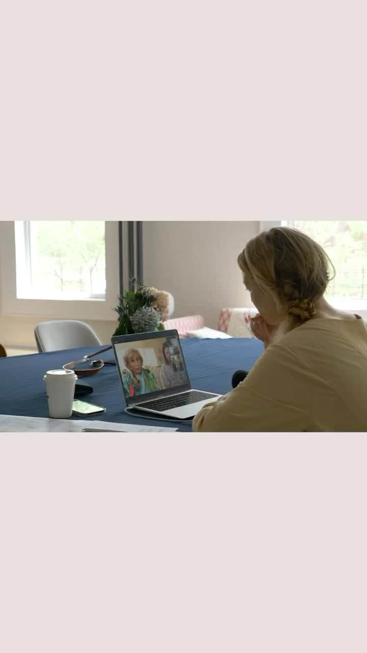 ケイト・ハドソンのインスタグラム：「*SENSITIVE MATERIAL* Interviewing @dr.editheger was deeply emotional and incredible. Edith, a Holocaust survivor, therapist and author joins us on @siblingrevelry with her two daughters to talk grief, trauma and the important of finding humor. A must listen! (Episode out now anywhere you listen to podcasts)」