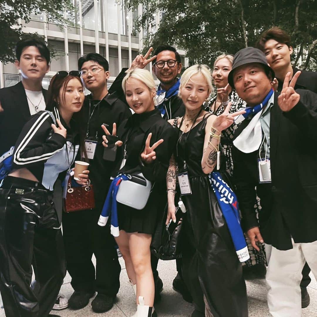 のインスタグラム：「【韓国】K-beauty 観察ツアー #ThunderTrip2023 に月曜から参加させて頂きました。 生で見る初めての韓国美容シーンはとてもリアルな刺激をくれ、また講義をしてくれた차홍さんの品性に触れ、とても感銘を受けました。 先週、実は自身の足の先から見つめ直す為に2泊3日ほど東京有明に籠り講義を受けていて、そしてそのあとのタイミングでの韓国。 コロナ禍で閉されていた3年間。いやそれ以上のインプットを浴びまくる10日間だったと思います。勿論、まだ学びを得ただけですが、この数日間はきっと今後の未来を作るターニングポイントになったと確信しています。 御託はこの辺にして現実化させる思考を積み重ねていこうと思います。 そして、この旅でとても貴重な友人がたくさん増えました。関東関西は勿論、日本全国です。お関わり頂いた皆様、本当にありがとうございました🙇🏻 今後とも宜しくお願いします。 そしてこの様な貴重な機会をありがとうございました！ @bobstagram_kamishobo @lee_songhua  @chainon_sakaguchi   생으로 보는 첫 한국 미용 장면은 매우 사실적인 자극을 주었고, 또 강의를 해준 차홍씨의 품성을 접하고 매우 감명받았습니다. 지난주 사실 자신의 발끝부터 다시 보기 위해 2박 3일 정도 도쿄 아리아키에 틀어박혀 강의를 듣고 있었고, 그리고 그 후 타이밍에 한국을 방문했습니다. 코로나 때문에 문 닫았던 3년 동안. 아니 그 이상의 인풋을 퍼붓는 열흘이었던 것 같아요.물론 아직 배움을 얻었을 뿐이지만 지난 며칠은 분명 앞으로의 미래를 만드는 전환점이 되었을 것이라고 확신합니다. 부탁은 이쯤에서 현실화시키는 사고를 쌓아 가려고 합니다. 그리고 이번에 아주 귀한 친구들이 많이 늘었어요.간토 간사이는 물론 일본 전국입니다.관여해 주신 여러분 정말 감사합니다🙇🏻 앞으로도 잘 부탁드립니다. 그리고 이런 귀중한 기회를 주셔서 감사합니다!」