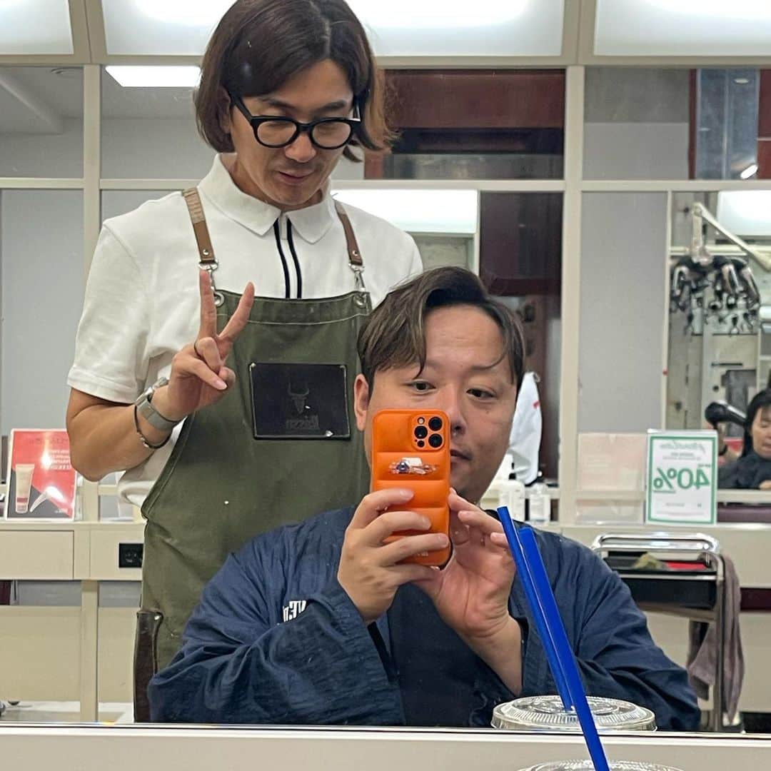Yuta Misumiさんのインスタグラム写真 - (Yuta MisumiInstagram)「【韓国】K-beauty 観察ツアー #ThunderTrip2023 に月曜から参加させて頂きました。 生で見る初めての韓国美容シーンはとてもリアルな刺激をくれ、また講義をしてくれた차홍さんの品性に触れ、とても感銘を受けました。 先週、実は自身の足の先から見つめ直す為に2泊3日ほど東京有明に籠り講義を受けていて、そしてそのあとのタイミングでの韓国。 コロナ禍で閉されていた3年間。いやそれ以上のインプットを浴びまくる10日間だったと思います。勿論、まだ学びを得ただけですが、この数日間はきっと今後の未来を作るターニングポイントになったと確信しています。 御託はこの辺にして現実化させる思考を積み重ねていこうと思います。 そして、この旅でとても貴重な友人がたくさん増えました。関東関西は勿論、日本全国です。お関わり頂いた皆様、本当にありがとうございました🙇🏻 今後とも宜しくお願いします。 そしてこの様な貴重な機会をありがとうございました！ @bobstagram_kamishobo @lee_songhua  @chainon_sakaguchi   생으로 보는 첫 한국 미용 장면은 매우 사실적인 자극을 주었고, 또 강의를 해준 차홍씨의 품성을 접하고 매우 감명받았습니다. 지난주 사실 자신의 발끝부터 다시 보기 위해 2박 3일 정도 도쿄 아리아키에 틀어박혀 강의를 듣고 있었고, 그리고 그 후 타이밍에 한국을 방문했습니다. 코로나 때문에 문 닫았던 3년 동안. 아니 그 이상의 인풋을 퍼붓는 열흘이었던 것 같아요.물론 아직 배움을 얻었을 뿐이지만 지난 며칠은 분명 앞으로의 미래를 만드는 전환점이 되었을 것이라고 확신합니다. 부탁은 이쯤에서 현실화시키는 사고를 쌓아 가려고 합니다. 그리고 이번에 아주 귀한 친구들이 많이 늘었어요.간토 간사이는 물론 일본 전국입니다.관여해 주신 여러분 정말 감사합니다🙇🏻 앞으로도 잘 부탁드립니다. 그리고 이런 귀중한 기회를 주셔서 감사합니다!」5月31日 23時26分 - yutamisumi