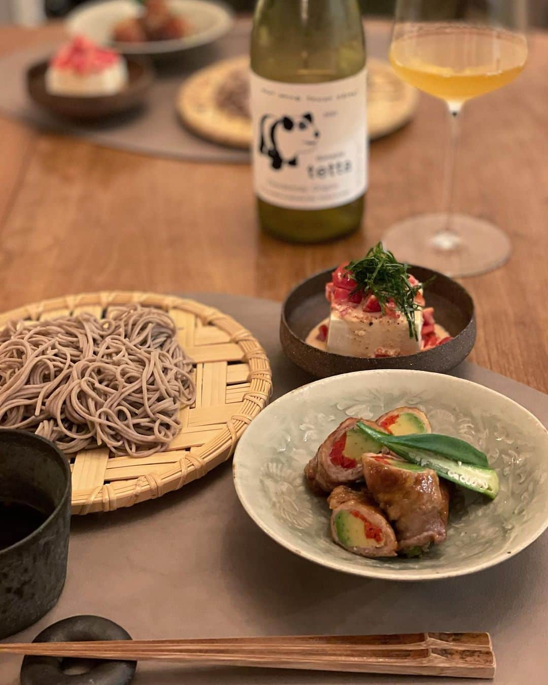 松見早枝子さんのインスタグラム写真 - (松見早枝子Instagram)「今夜はお蕎麦🥢 ・ 付け合わせは、 ■アボカド&赤ピーマンの豚肉巻き ■冷奴　ピリ辛醤油マヨのトマトがけ ・ 肉巻きは、いつも豚の肩ロースのしゃぶしゃぶ用を2枚並べるけれど、 今日はスライスが薄い穴あきタイプだったので、真ん中にもう1枚プラス❗️ ・ 塩こしょう・小麦粉各少々をふり、細切りの赤ピーマンとアボカド1/8をのせて巻き、表面にも茶漉しで小麦粉を少々🤏 ・ 今日は5本できました😊 ・ サラダ油を熱したフライパンで4面に分けてこんがりするまで焼き、酒・みりん各大さじ1、しょうゆ小さじ2を回し入れて蓋を。 弱火で完全に火を通し、蓋を開けてタレが少し詰まるまで転がしたらできあがり。 ・ 少し冷まして、真ん中で斜め半分に切ってお皿へ。 食べるとアボカド🥑がとろーりとろけます😋 ・ 仕上げに生姜汁を加えて生姜焼き風にしても😊👍 ・ 冷奴は塩を振ってペーパーの上で軽く水気を取り、刻んだミニトマトに、マヨネーズ・醤油・自家製ラー油を混ぜたものをかけて。 トッピングの青じそがズリ落ちてる😅 ・ こういう普段の和食ごはんにも#tetta @domaine_tetta のシャルドネなら美味しく寄り添ってくれます🤍 ・ ・ #うちごはん #おうちごはん #蕎麦 #肉巻き #冷奴アレンジ #粮理家 #ウェルネスフードスタイリスト #松見早枝子 #japanesedinner #soba #vegetablemeatroll #hiyayakko #tofu #wellnessfoodstylist #saekomatsumi」5月31日 23時30分 - saekomatsumi