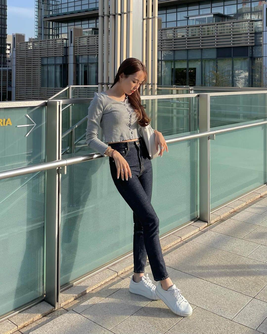 Aoiのインスタグラム：「スタメンデニムばかり🌸 デニムが好きすぎてクローゼットパンパンです👖  ブランドは全部タグ付けしてます😐」
