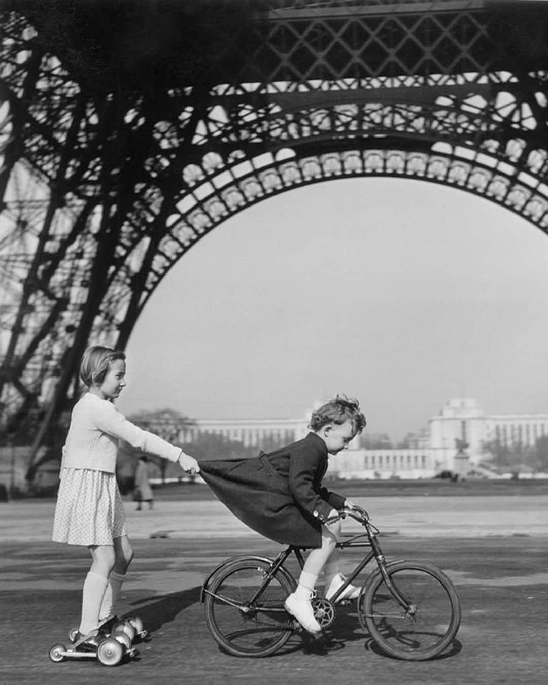 My Little Parisさんのインスタグラム写真 - (My Little ParisInstagram)「Traîner (avec) ses amis. 🇬🇧: The proper way to hang around. (📸: Robert Doisneau)」5月31日 23時31分 - mylittleparis
