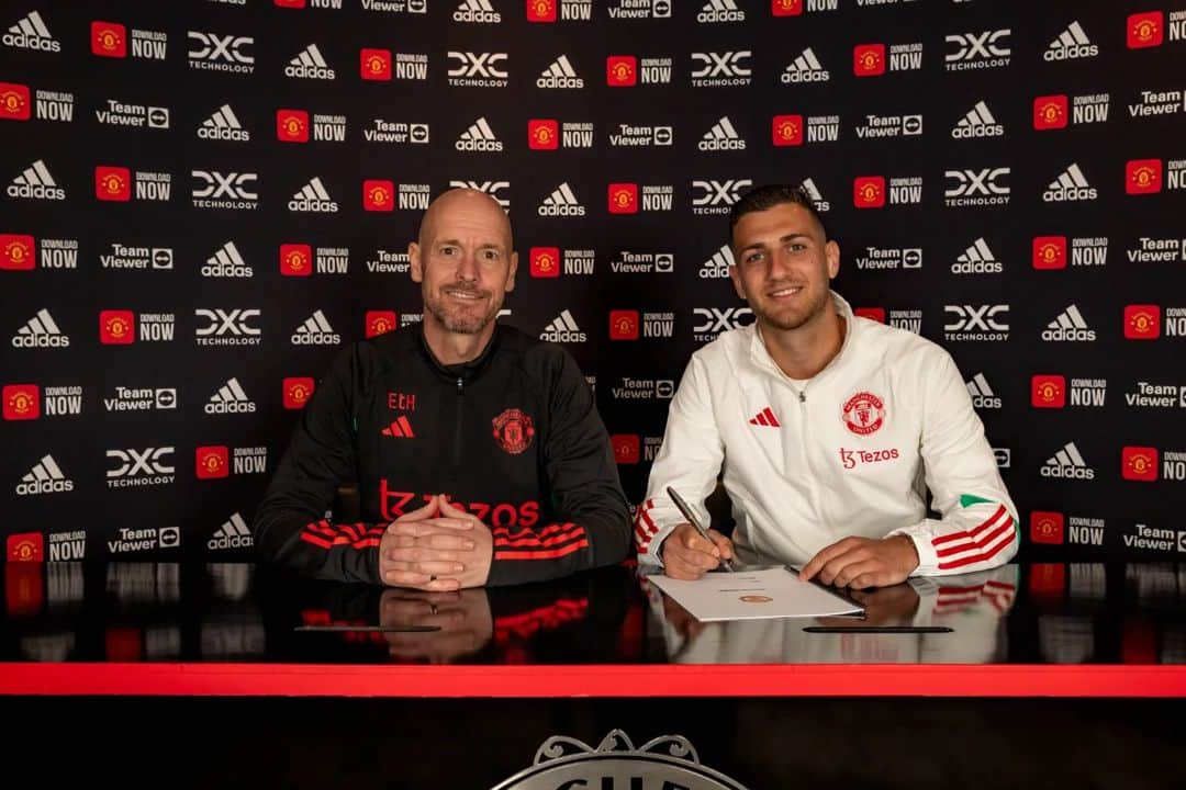 マンチェスター・ユナイテッドさんのインスタグラム写真 - (マンチェスター・ユナイテッドInstagram)「Delighted to extend my connection with this amazing club @manchesterunited. This is my home ❤️ Looking forward to keep wearing this shirt with passion and make you proud and help the club achieve much more 💪🏻」5月31日 23時31分 - manchesterunited