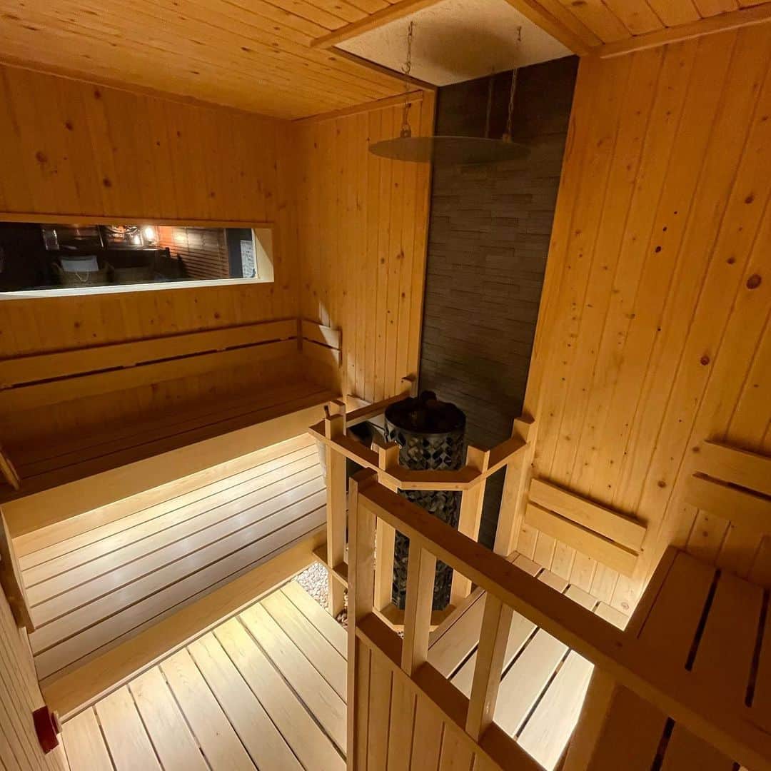 米倉みゆさんのインスタグラム写真 - (米倉みゆInstagram)「先日の江ノ島は @enoshima_sauna で宿泊＆貸切🈂️ウナ🧖‍♀️ . 行ったことない土地の🈂️ウナは 本当に格別です✨ . 片瀬江ノ島駅、江ノ島駅をおりて 江ノ島大橋を渡り🌉歩くこと数分🏠住宅街の中にエノシマサウナがあります！ . 🈂️ウナは120分予約制！ 宿泊しなくても、🈂️ウナだけの利用も可能です❕ . こんな住宅街にあるとは思えない 広いサ室🤯🤯🤯 受付のお兄さんもいってましたが、ほんとーーに湿度が🈂️イコー‼️‼️‼️‼️ . 女の子にめちゃくちゃおすすめしたい‼️✨ . 水風呂この日12℃ なんだろ、この銀色の桶が余計に冷たそう感あってすきwww . . 私達が泊まったのは和室のお部屋🍵 縁側からの景色とそよ風が🈂️イコーでした🍃 . ここで風を感じながら飲む オロポやばいー！ みんなも江ノ島行った時は いってみて！ . 宿泊プラン🏠 ◯一棟貸切サウナ使い放題プラン →何回もサウナを楽しみたい方✨ ◯二階宿泊エリア貸切プラン（別途サウナの予約が必要） →サウナは一回でいいかな、または使わなくていいかな。という方✨  両プランともに10人まで泊まれます！ 宿泊の予約はAirbnbから行えます！  https://www.airbnb.jp/users/291720578/listings  . . . . . . . . #サ活する米倉  #プライベートサウナ #エノシマサウナ #個室サウナ #オロポ #サウナグッズ #ととのった  #女子旅 #サウナイキタイ #サウナ #サウナ女子  #サウナ好きな人と繋がりたい  #サウナー #サウナ部  #サウナ好き  #サウナ好き  #サウナ好きと繋がりたい #サ活 #女子会  江ノ島 #江ノ島観光 #江ノ島カフェ #江ノ島海岸 #bikini #sexy #girl #japan #sauna #japanesegirl #japantravel #enoshima #shonan」5月31日 23時45分 - yone__miyu630
