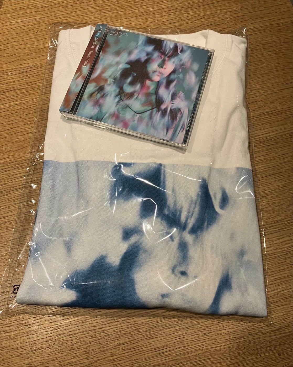 木下理樹のインスタグラム：「ニューアルバム「luminous 」サンプルCDと、初回限定盤についてくるTシャツを頂きました｡6/14発売日です。宜しくお願い致します🙇‍♀️」