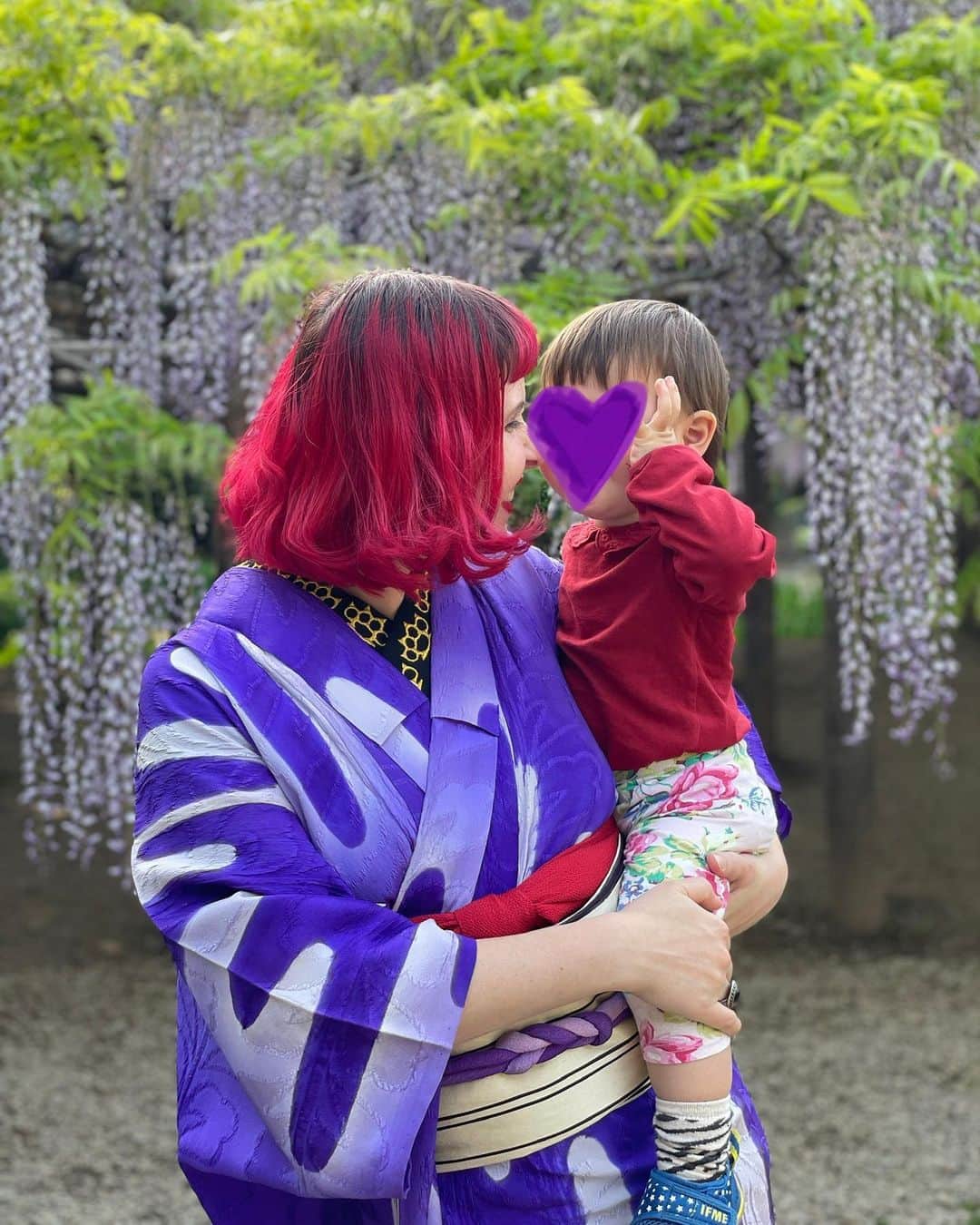 Anji SALZさんのインスタグラム写真 - (Anji SALZInstagram)「Throwback to last year when I had more energy to drag a kid across Tokyo to enjoy wisteria 😂💜 And probably just before I got pregnant with my second.   Have you had time to enjoy some nice flowers lately?   #wisteria #japan #kimono #japanesekimono👘 #antiquekimono #着物 #アンティーク着物 #藤の花」5月31日 23時42分 - salztokyo