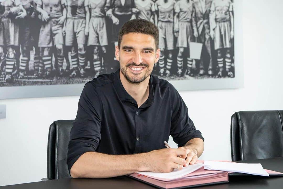 シャルケ04のインスタグラム：「Liebe Schalker,  Es ist immer noch schwer, das Geschehene zu verarbeiten. Wir sind alle enttäuscht, dass wir unser Ziel, nämlich den Klassenerhalt, nicht erreicht haben…  Ich bin (und ich denke, ich kann das im Namen der gesamten Mannschaft sagen) unglaublich dankbar für die Unterstützung, die wir in dieser Saison von allen Menschen rund um Schalke 04 und vor allem von den Fans dieses großartigen Vereins erhalten haben. Euer Anfeuern bei jedem weiteren Spiel war unglaublich und unbeschreiblich 👏👏  Jetzt ist es an der Zeit, sich zu regenerieren und Zeit mit unseren Lieben zu verbringen.  Bald beginnen wir mit den Vorbereitungen für die nächste Saison, in der wir um die Rückkehr in die Bundesliga kämpfen werden 💪  Ich freue mich, dass ich meine Karriere bei diesem großartigen Verein fortsetzen kann!! ⚒️🔵⚪️  Ich und meine Familie fühlen uns hier zu Hause.  #schalke #s04」