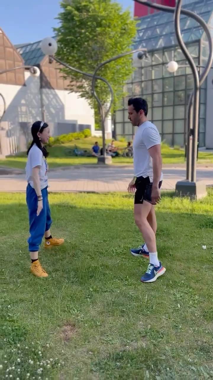石井杏奈のインスタグラム：「During my lunch break with @melihmertel 😎💪🔥 本番前の休憩中にもこんな挑戦をしてます🤣💚 . . #summer#montreal#cool#crazy#lift#dancer#夏#カナダ#モントリオール#ダンサー」