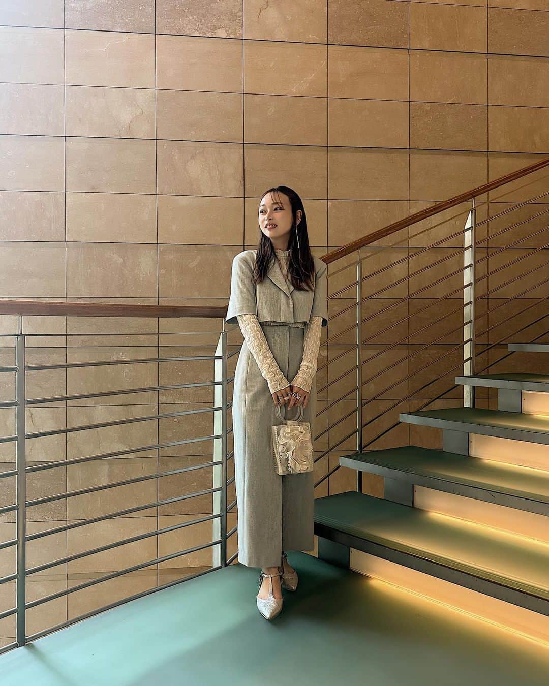 Yuuki mimuraのインスタグラム：「💐🕊️🏹  . ホテルでのランチは @lecielbleu_official のバックレースアップドレス🤍🩶  カジュアルすぎずカチッとしすぎずの絶妙なバランス…🕊️  この前の結婚式にもこちらを着て行きました🔔  バッグは @mamekurogouchi  シューズは @bibiy_official  イヤリングは @honeymihoney_official  インナーは @olu.myself  だよ🩰  #ootd #outfitoftheday  #ootdfashion #lecielbleu  #mamekurogouchi  #biby#honeymihoney  #olu#olumyself  #fashion#fashiongram」