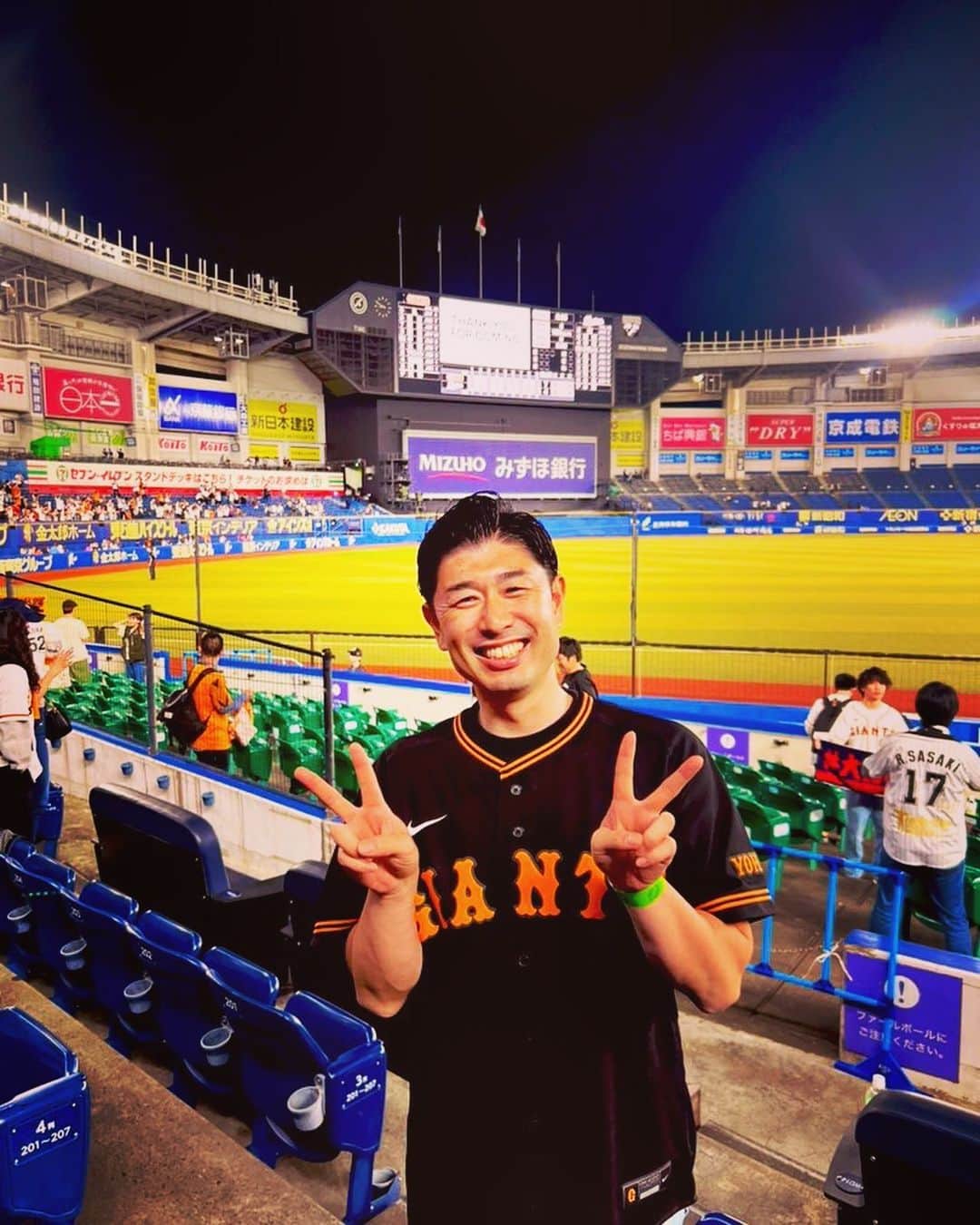 のインスタグラム：「水曜日のマリーンズに勝った‥  連敗止まった‥  今夜も戸郷投手の奮投にグッときて  岡本選手の勝ち越しHRには思わず叫びました（笑）  坂本選手のHR&記録達成 中田選手の復活弾 メルセデス投手が先発 ポランコ選手のアーチ 澤村投手のサンドストーム  色々とお腹いっぱいのナイスゲーム⚾️  そりゃ41歳、ダブルピースしちゃいますよ（笑）  そして、ビジターで様々な球場に行くとそれぞれの特長があって勉強になります😌  明日も勝って交流戦最初のカードを勝ち越して東京ドームに帰ってきてください😊  #読売ジャイアンツ #ジャイアンツ #交流戦 #千葉ロッテマリーンズ #zozoマリンスタジアム #スタジアムmc #髙橋大輔 #高橋大輔」