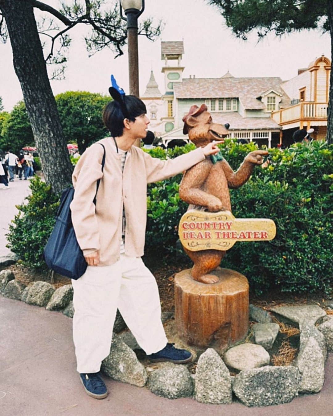Hayato Sagawaのインスタグラム：「必ず同じ方を向いている仲間がいる。ランドにいる君もそうだった。また、タイミングで会いに行く〜🧸🤟🏻  📱 @dazz.camera  📸 #canonixydigital10   #ディズニーランド40周年」