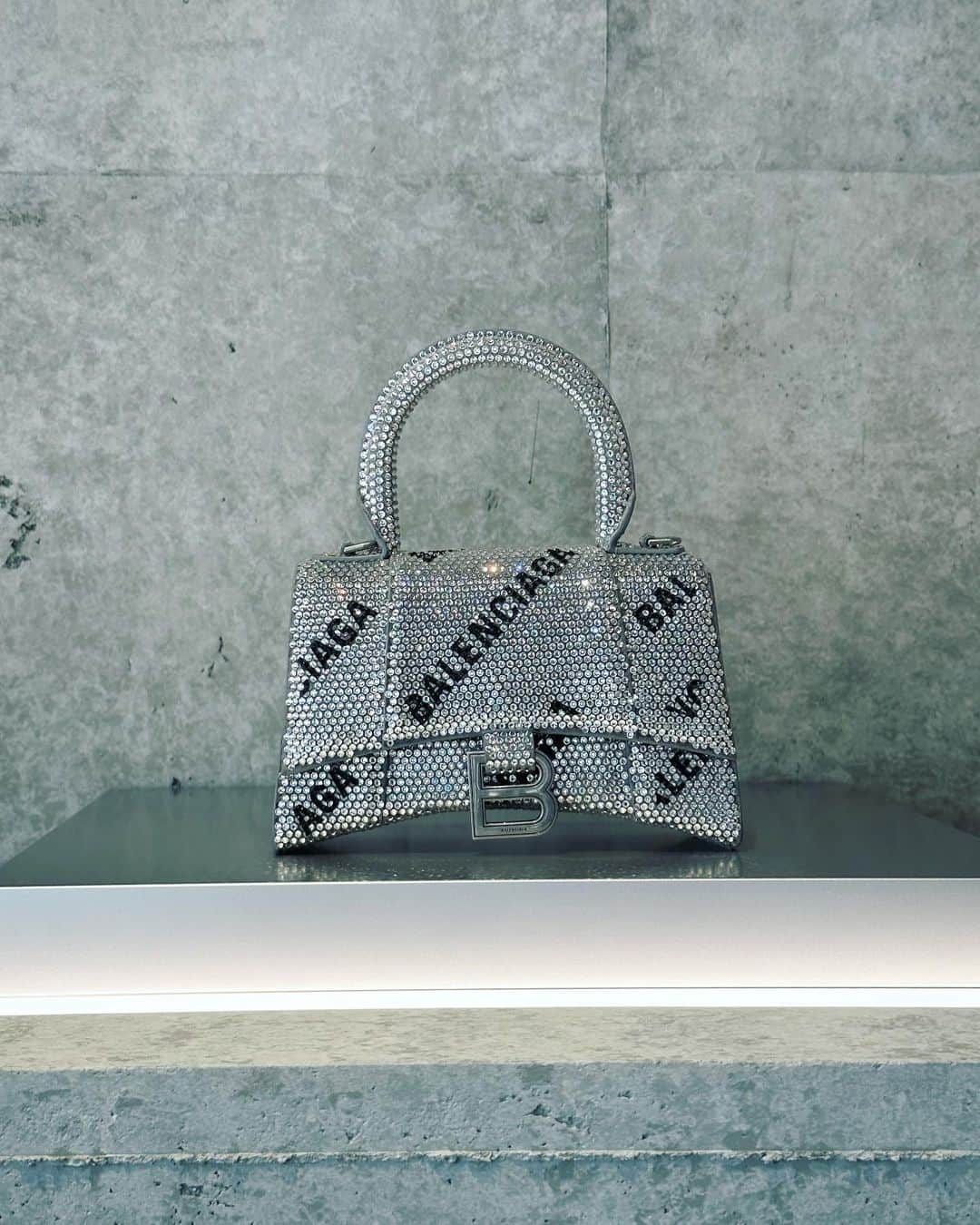 風間ゆみえのインスタグラム：「明日ね、BALENCIAGA/バレンシアガの期間限定ストアが東急プラザ銀座の1階にオープンしますよ‼︎‼︎  @balenciaga   久しぶりのお買いもの欲、楽しい♡ @kayoko_watanabe  @otonamuse t. 来週また時間とって行こう〜✨✨😃❤️」
