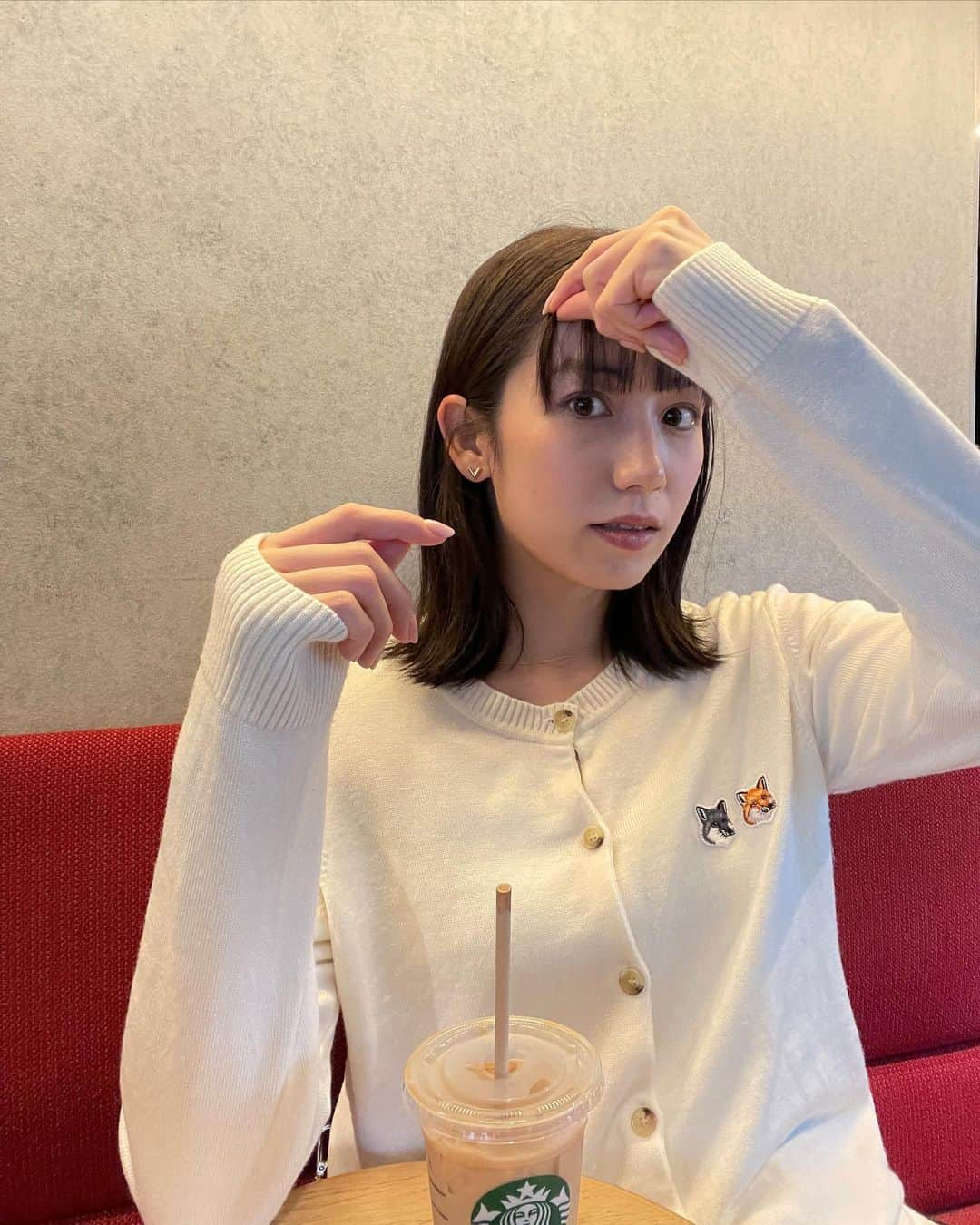 佐藤あいりのインスタグラム：「. そういえば前髪ぱつ子postしてなかったや 写真選びきれないから全部載せる🦊  どれがお好み？  ちなみにカメラマンは友人のハルナちゃん  #ミディアム #ミディアムボブ #ミディアムヘア  #前髪 #前髪カット #ぱっつん #ぱっつん前髪」