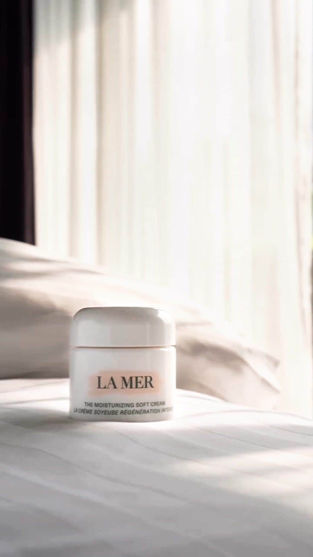 ドゥラメールのインスタグラム：「Begin your day with all-over healing moisture. Building on 50 years of skincare science and powered by our visible youth-regenerating Miracle Broth™, The Moisturizing Soft Cream delivers a heavenly, silky-soft texture ideal for balanced to dry skin.  #LaMer #LaMerSkincare #LaMerSoftCream #LaMerExpert @lamer_th_jeab」