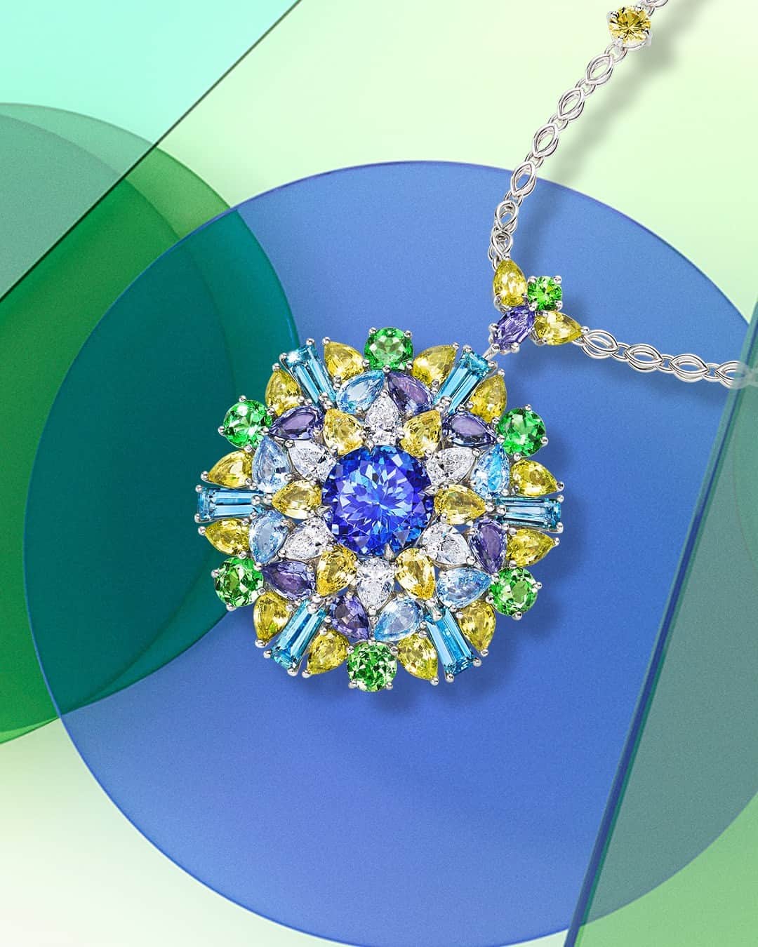 ハリー・ウィンストンのインスタグラム：「Exceptional gemstones radiate summertime hues in this mesmerizing pendant from the Winston Kaleidoscope Collection. Tap the link in bio to discover jewels of kaleidoscopic beauty. #HarryWinston #WinstonKaleidoscope」