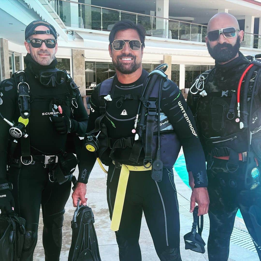 マヌー・ベネットのインスタグラム：「Dive Time #wreckdivinggreece @ouranoupoli_diving_center_」