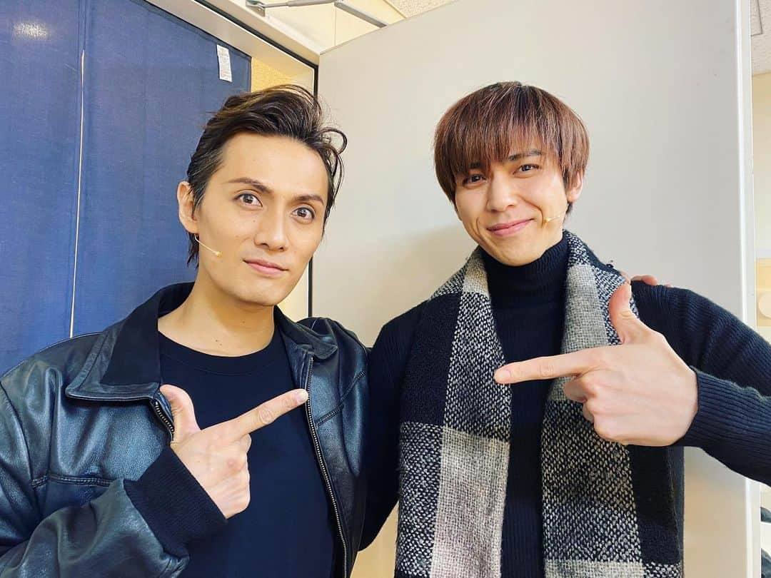 加藤将のインスタグラム：「BACKBEAT  ありがとうございました！  自分が経験した事のない沢山の事を経験できました。 このタイミングで良い経験が出来たと思ってます！  これからの人生が楽しみだ。  演出の石丸さち子さん 本当に情熱と愛に溢れてた。 僕はマタハリを観た時に、この人の舞台に出たいと思いました！ 手書きのメッセージ入りレコードは宝物です。  加藤和樹さん 本当に心が男の中の男で、自分の生き方じゃ和樹さんの様な男にはなれないから羨ましい！  5年前に和樹さんのニコ生にゲストで呼んで頂いた時は周りが大先輩ばかりで死ぬほど緊張したな。 そんな事を今思いだしていました。  #backbeat  #ジョンレノン  #加藤和樹 さん #レコード #石丸さち子 さん #宝物」