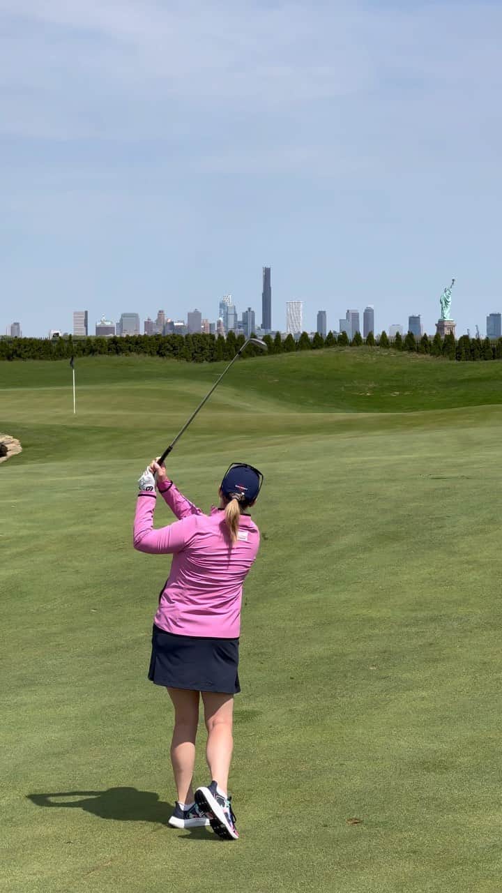 モーガン・プレッセルのインスタグラム：「Ready for a fun week with the most gorgeous backdrop! 🙌🏻 the @lpga_tour is at @libertynationalgc this week for the @mizuholpga 🗽   Tune in on @golfchannel: Thursday/Friday 11-2pm et Saturday 5-8pm et Sunday 5-7:30pm et」