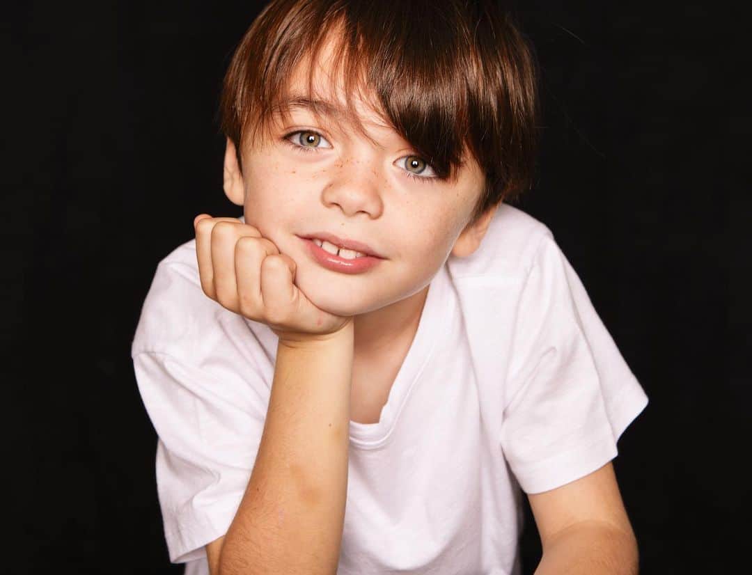 アンナ・オルティス（イニエスタの妻）のインスタグラム：「Feliz octava vuelta al sol pequeñín de ojos dulces y alma sensible.. Es un regalo verte crecer! Ojalá; cuides siempre de esa sensibilidad tan especial q nos regalas..  Sigue siéndote fiel y creyendo en ti.. no sabes cuánto nos enseñas! Te queremos! #ravapaso💫」