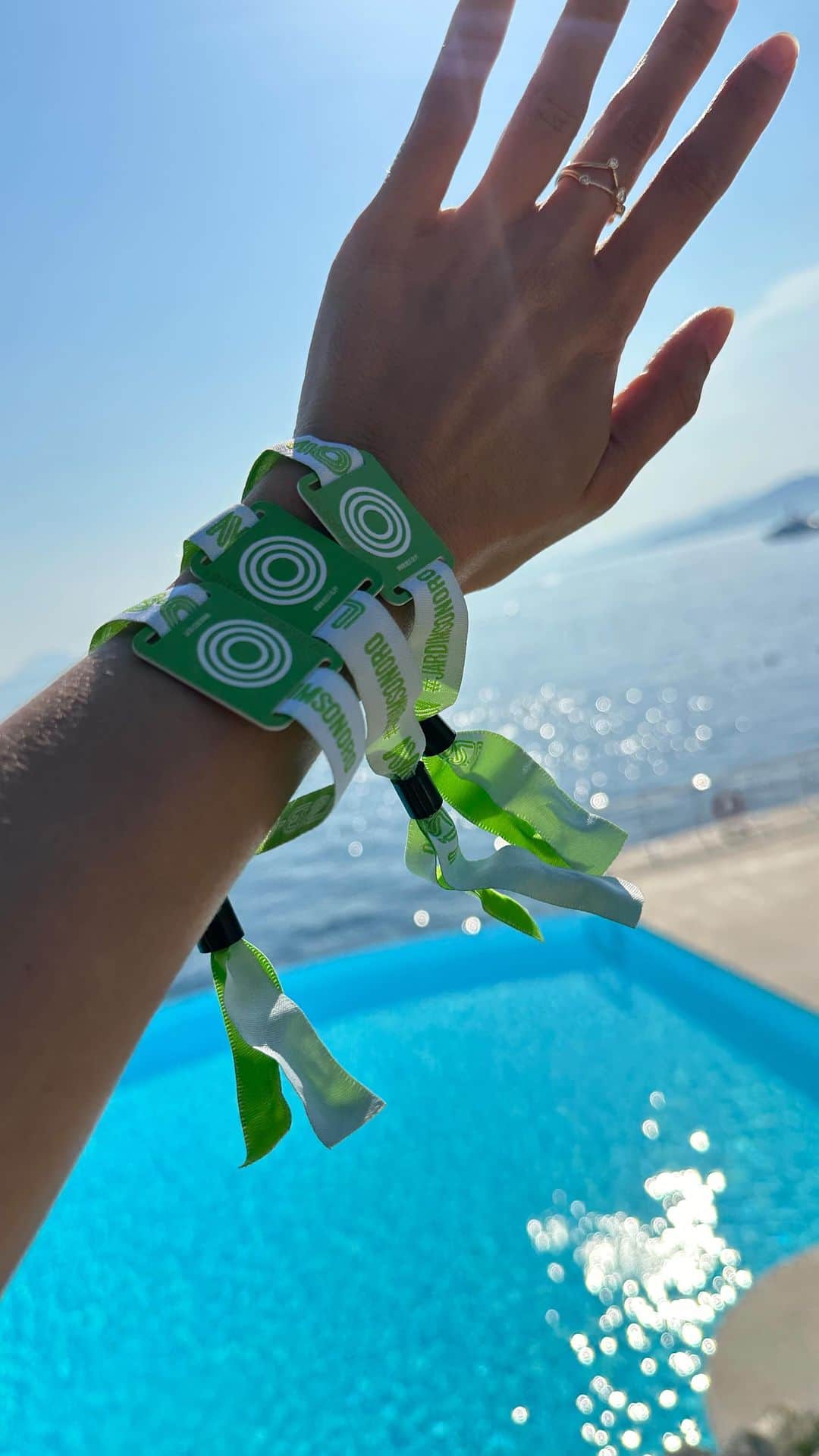 サラ・サンパイオのインスタグラム：「⚡SURPRISE SURRISE⚡ Is with great excitement that i announce that in few weeks I will launch the first PHUNK made by me at @lisbon_jardimsonoro , my favourite Portuguese music festival! To celebrate we created a PHUNK 6 PACK that come with 6 tickets to the festival, one of them for free 🙂  If you buy 5 PHUNK tickets, you will receive 6 tickets and a free PHUNK per ticket at the festival!  Hope to see you all there! Tickets available at LISB-ON.PT」
