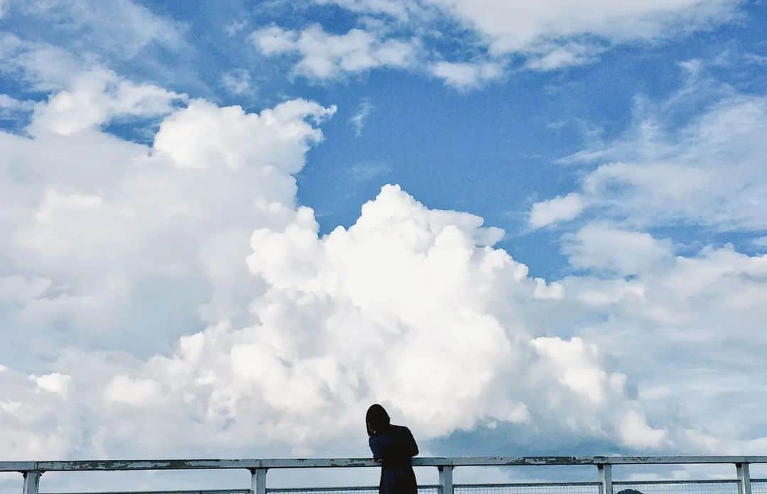 岩倉しおりさんのインスタグラム写真 - (岩倉しおりInstagram)「今年の夏も入道雲をみつけたら追いかけたい。」6月1日 0時14分 - iwakurashiori
