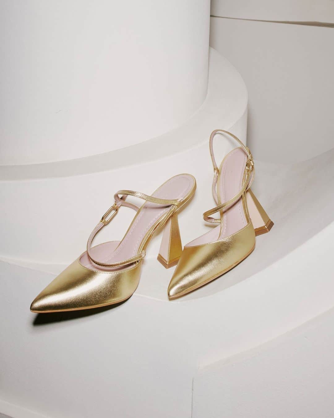 Ted Bakerのインスタグラム：「A touch of gold to light the dance floor up with.  #TedBaker #MakeItAMoment」