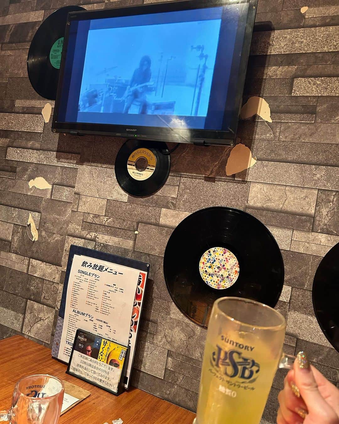 DJ MIYAさんのインスタグラム写真 - (DJ MIYAInstagram)「こんばんにゃ♡今夜は渋谷のセンター街からすぐの居酒屋さん  音楽酒房 瞬話（ときわ）~Music Fabric~ with 月の夢 渋谷本店  @tokiwa.shibuya  さんで晩ごはん&お酒飲んできたよ♫  店内はアナログ盤のレコードなども壁に飾られていたりして音楽も幅広くJpopが流れててのりのりで楽しい雰囲気♫ボックスタイプの席だから個室みたいにくつろげる〜♡  2時間の飲み放題7品付き『歌劇コース』を楽しみましたああ💖😊  飲み放題メニューのお酒&ドリンクはスマホからQRを読み取ってオーダーしたよ♫  ◉カシスソーダとビールで🍺乾杯♡   茄子ときゅうりのおつけものがさっぱりとしていいね☆   ◉旬野菜のシーザーサラダ  レタスもたっぷりのお野菜をシーザードレッシングで^ - ^野菜も食べられるコース嬉しいにんじんも入ってて美味しかった💖   ◉モスコミュール しゅわーっときいてくるおいしいお酒   ◉和と伊の創作　旬魚カルパッチョ  この日はサーモンでしたフレッシュでオニオンスライスといい感じで美味しいでーす^ - ^🎀    ◉揚げ物三種盛り合わせ わーい熱々の揚げたてで鳥の唐揚げ、ごぼう、ポテトフライの豪華な3種類でさっくさくの衣に包まれたゴボウもお酒が進んじゃいましたぁぁ❤️    ◉薩摩地鶏もも炭火焼き  炭火焼きのこんがりといい香りが広がる逸品で鶏のうまみとお酒を楽しめました＾＾   ◉秘伝ダレの地鶏チャーハン  お店の秘伝醤油だれみたいで鶏肉もごろっと入って〆ものもボリューミー☆    ◉旬のデザート バニラビーンズの入ったバニラアイス🍨もおいしかったよ💖💖  お酒もお料理もゆっくりいただけて楽しかったああ🌈音楽やライトとかも楽しめる演出でいい感じでした！渋谷駅やマルキューも近いからほんとおすすめ♫  みんな行ってみてね💘  ごちそうさまでーしたああ♡♡  渋谷区宇田川町26-4Lu82ビル7階  #カラキャス #喫煙有り #渋谷グルメ #渋谷居酒屋 #渋谷駅近 #渋谷センター街 #渋谷駅 #izakayatokyo #tokyotravel #triptokyo #izakayashibuya #渋谷駅近く #マルキュー #渋谷 #グルメ #グルメインスタグラマー #グルメ女子 #しぶや #宇田川町 #居酒屋 #グルメスタグラム #飲み放題 #渋谷飲み放題 #居酒屋さん #izakaya #炭火焼き #グルメインフルエンサー #グルメ好き #グルメ大好き #いざかや」6月1日 0時16分 - dj_miya