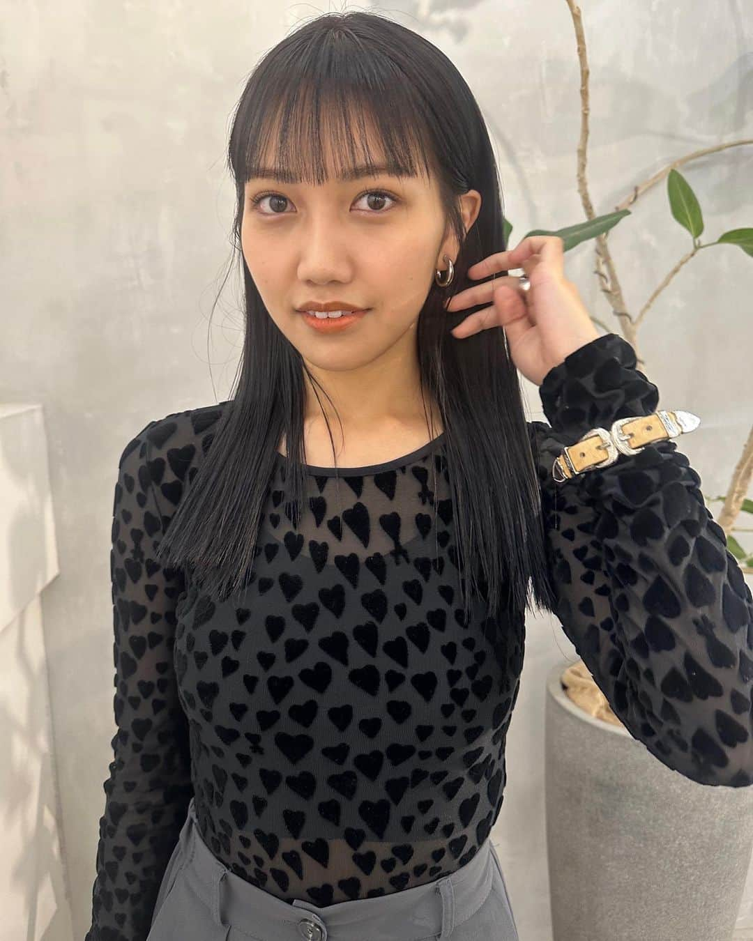 井上苑子のインスタグラム：「カラーしてもらいました🧞‍♂️ ブルーブラックのブルー薄めだと思いますがよくわかってないので詳しくは @me_is_yurika に聞いてください^_^ いつもｱﾘｶﾞﾄﾈ ‼️」