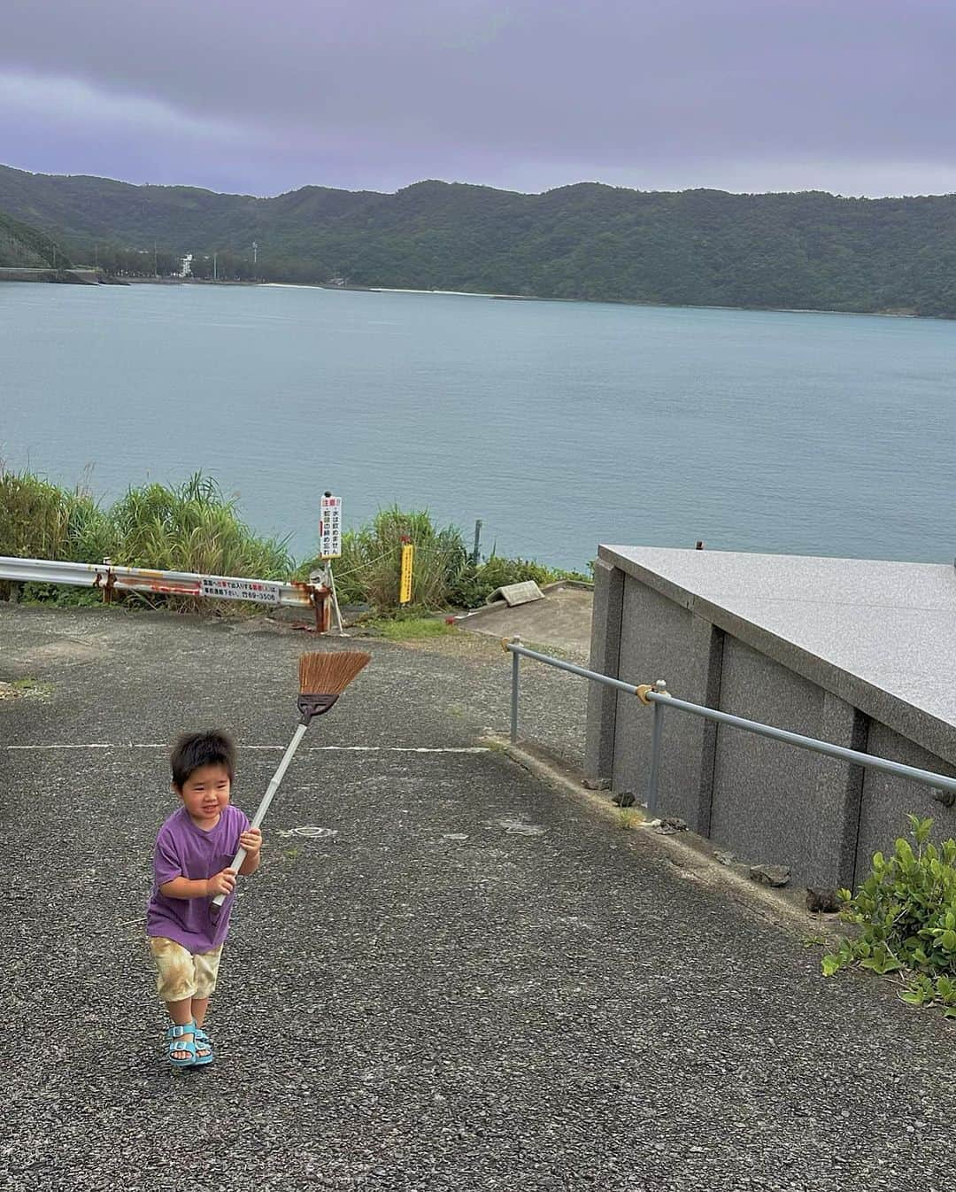 角田麻央さんのインスタグラム写真 - (角田麻央Instagram)「🎂 息子が今日で3歳になりました🙏🏽隣で爆睡中💤 やっと私が3歳まで育った奄美大島に来ています☺︎ 初日から濃厚で、幸せで、これだけ書いたら寝ます🏖️  おじいちゃんおばあちゃん、私は母になり、 こんなに可愛くて優しく頼もしい息子が出来ました いつも見守っててくれてありがとう 逢いにくるの遅くなってごめんね  タイトには、どんな状況でも人に感謝を出来る人になってほしい 当たり前なことなんて何もないんだよと 何より私の宝物でいてくれてありがとう 毎日太陽みたいな笑顔をくれてありがとう 貴方のお母さんでいれて心から幸せです🌺 これからも沢山の愛情をもらってHAPPYに過ごしていこう🌈  フォロワーさんにもこれまで沢山子育て教えてもらいました🙇🏼‍♀️ これからも親子共々、あたかかく見守ってください🩵🩷💜  #0601 #3歳誕生日 #奄美大島 #お墓参り #愛息子  #三つ子の魂百まで #男の子ママ #おめでとう #🎂」6月1日 0時21分 - maotsunoda888