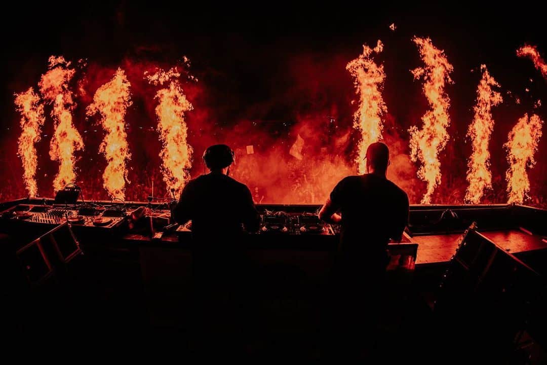 Adventure Clubさんのインスタグラム写真 - (Adventure ClubInstagram)「the way we look at each other🤝the way we look at a ribeye // thank you @smftampa, you were incredible!  - our upcoming shows are selling quick quick and they’re all in our bio - 📸 @druenotdrew」6月1日 0時22分 - adventureclub